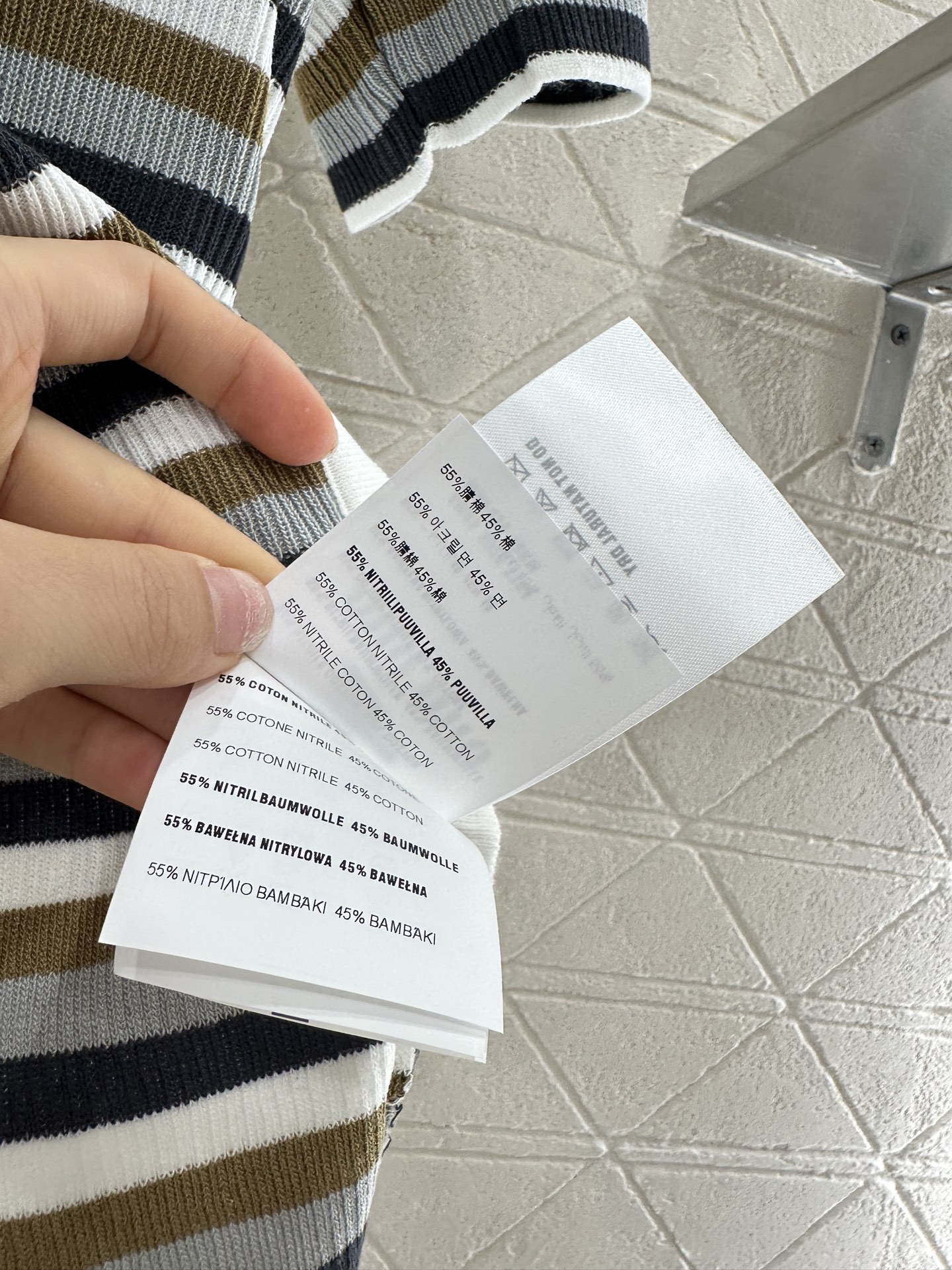♥Miumi*♥2025新品上架
   条纹针织短袖开衫
定制YB全棉纱线织造 弹力舒适 透气好穿 V领