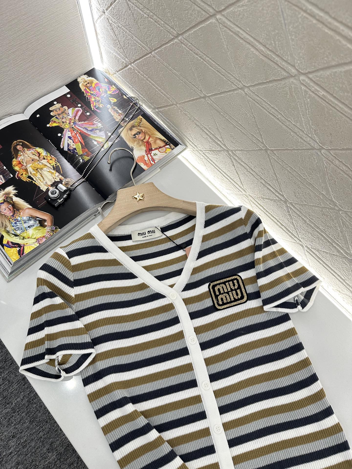 ♥Miumi*♥2025新品上架
   条纹针织短袖开衫
定制YB全棉纱线织造 弹力舒适 透气好穿 V领