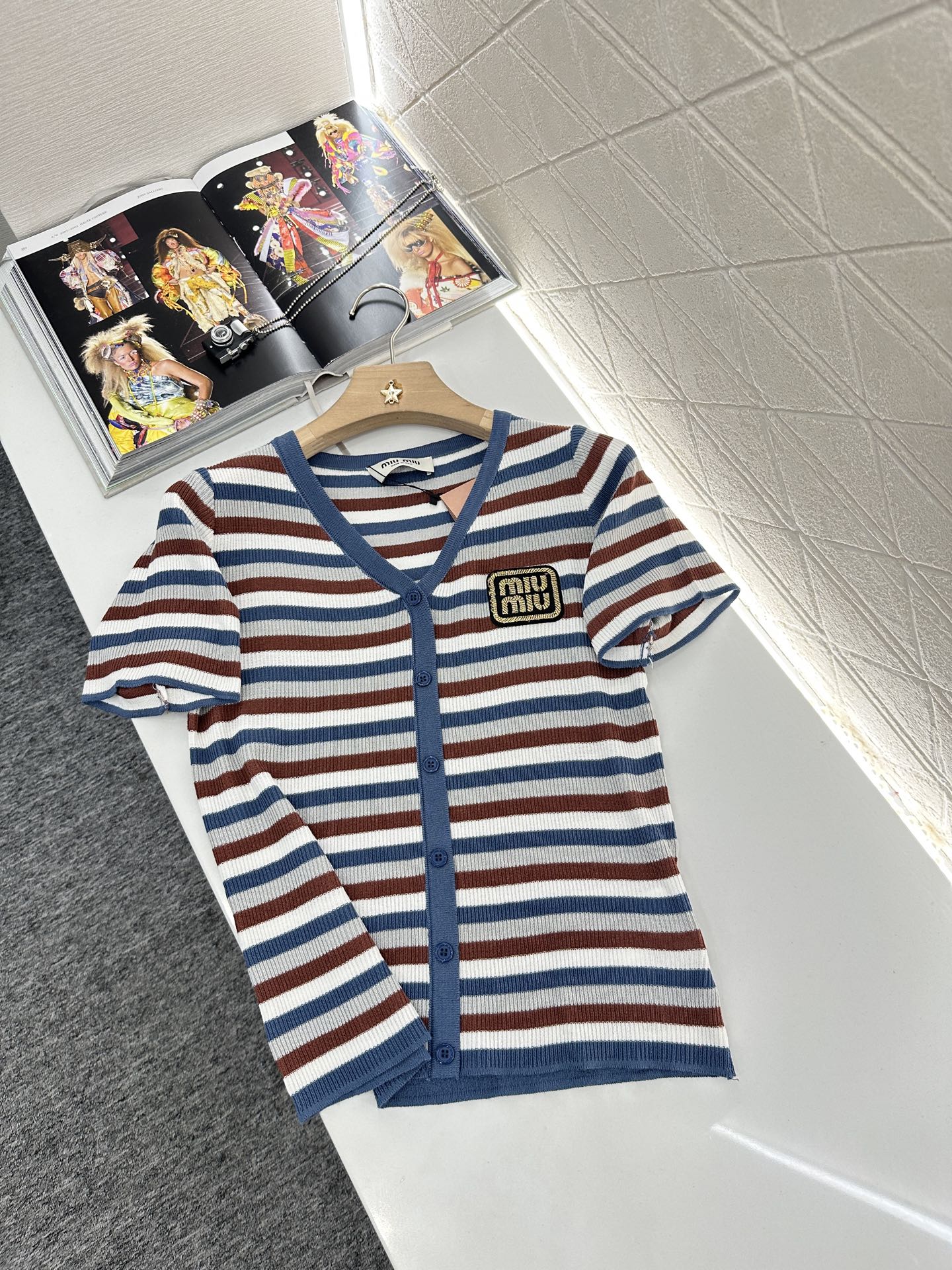 ♥Miumi*♥2025新品上架
   条纹针织短袖开衫
定制YB全棉纱线织造 弹力舒适 透气好穿 V领