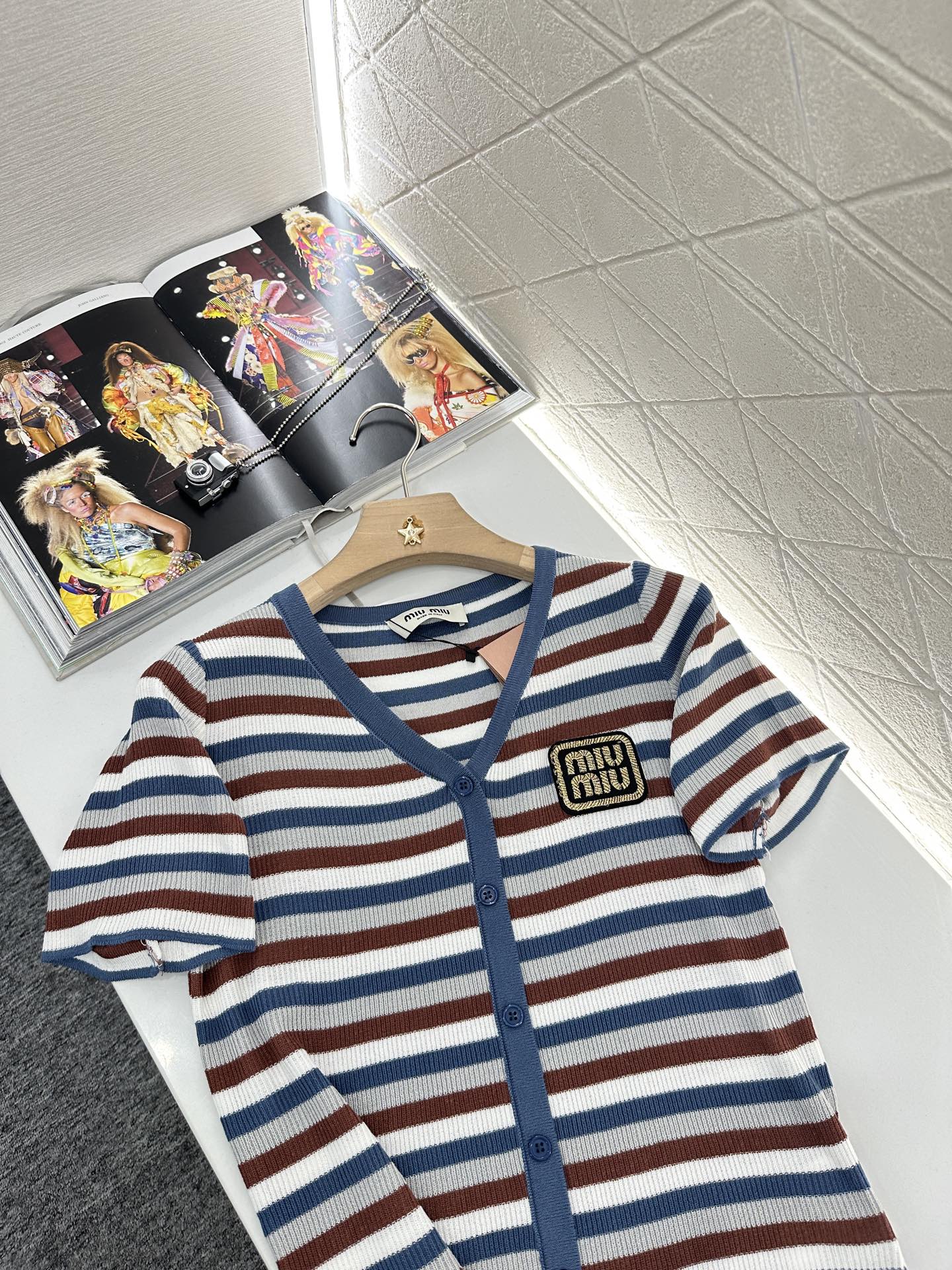 ♥Miumi*♥2025新品上架
   条纹针织短袖开衫
定制YB全棉纱线织造 弹力舒适 透气好穿 V领