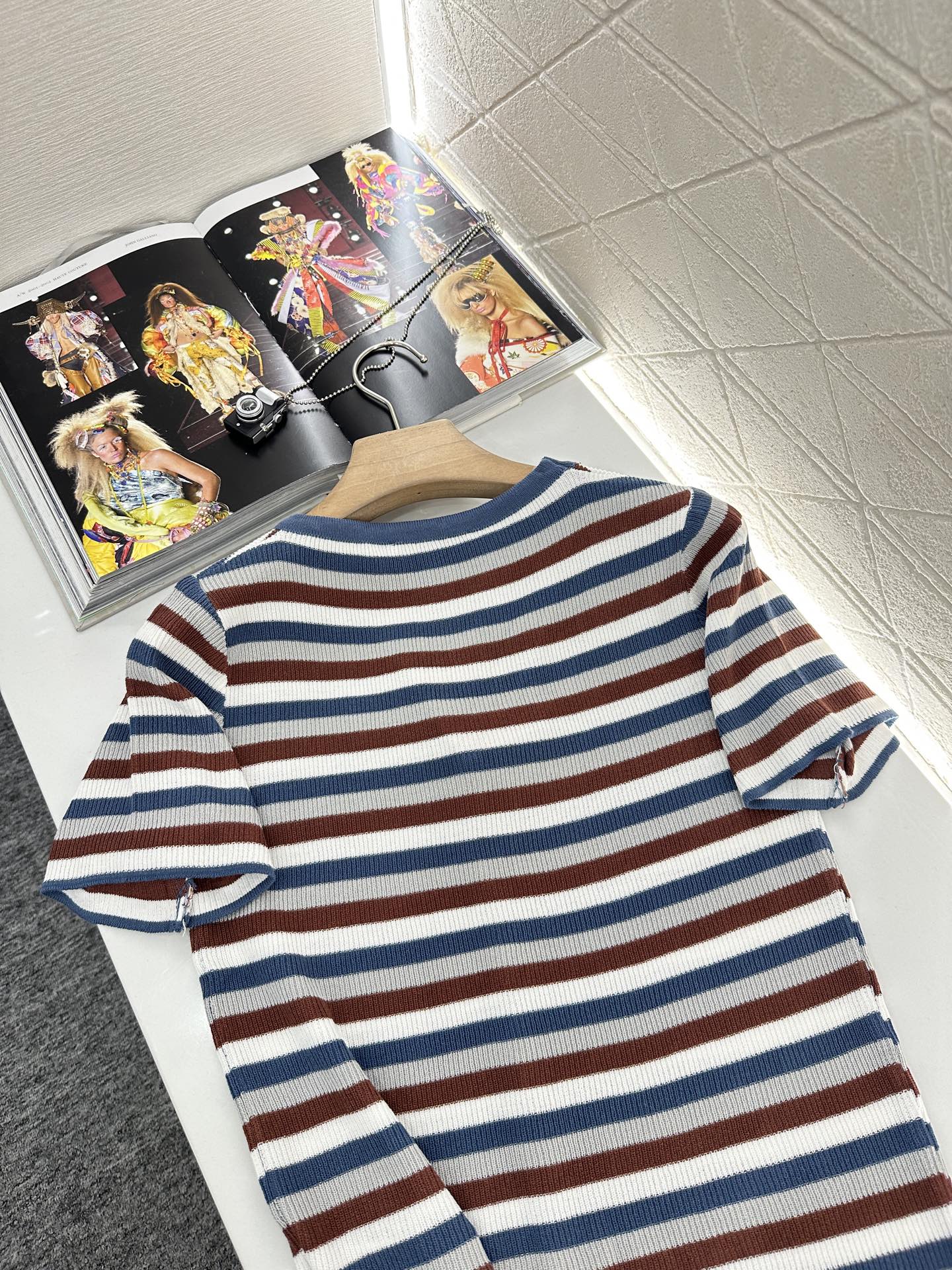 ♥Miumi*♥2025新品上架
   条纹针织短袖开衫
定制YB全棉纱线织造 弹力舒适 透气好穿 V领