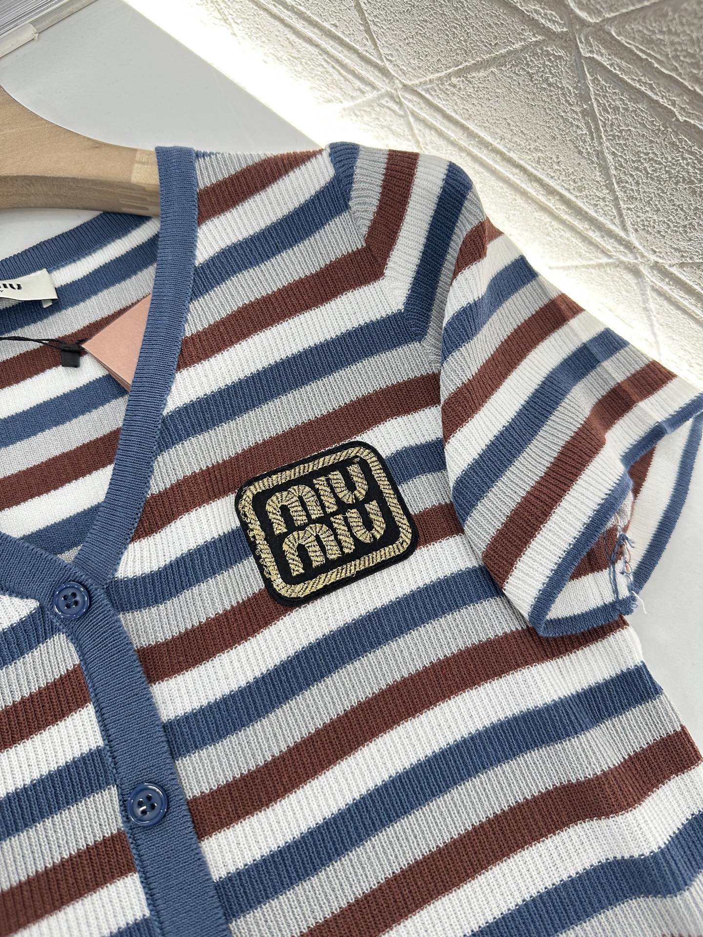 ♥Miumi*♥2025新品上架
   条纹针织短袖开衫
定制YB全棉纱线织造 弹力舒适 透气好穿 V领
