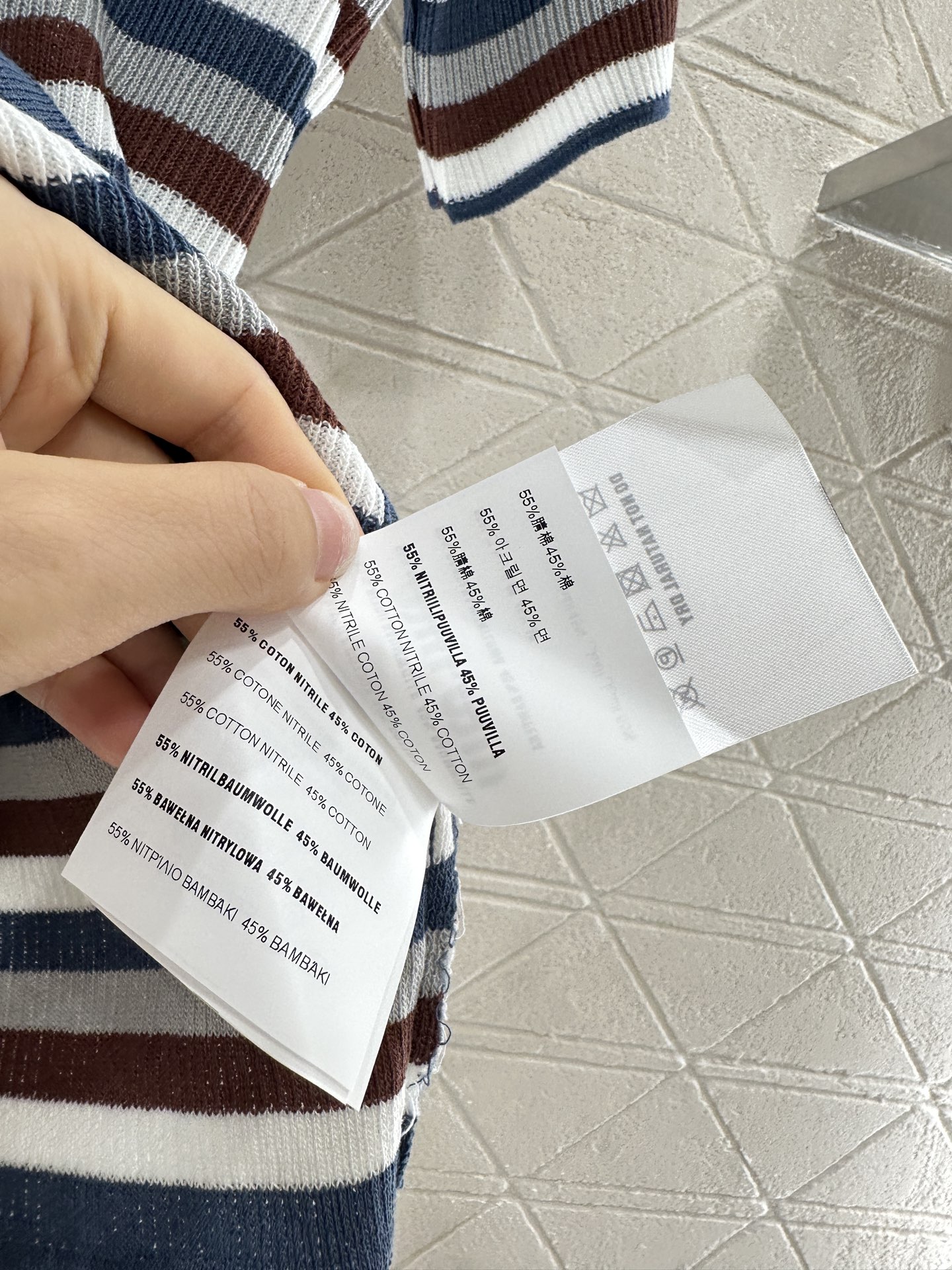 ♥Miumi*♥2025新品上架
   条纹针织短袖开衫
定制YB全棉纱线织造 弹力舒适 透气好穿 V领