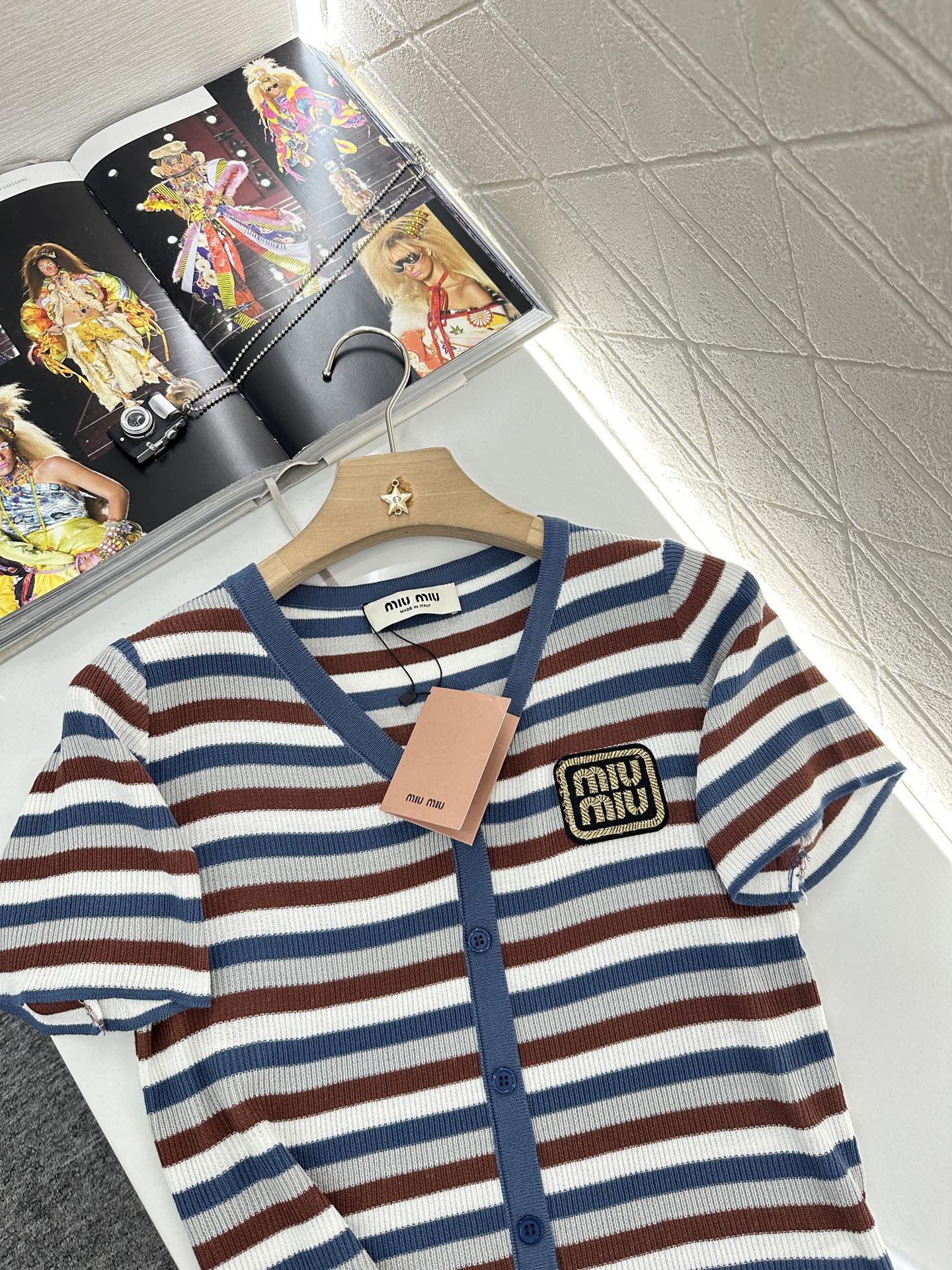 ♥Miumi*♥2025新品上架
   条纹针织短袖开衫
定制YB全棉纱线织造 弹力舒适 透气好穿 V领