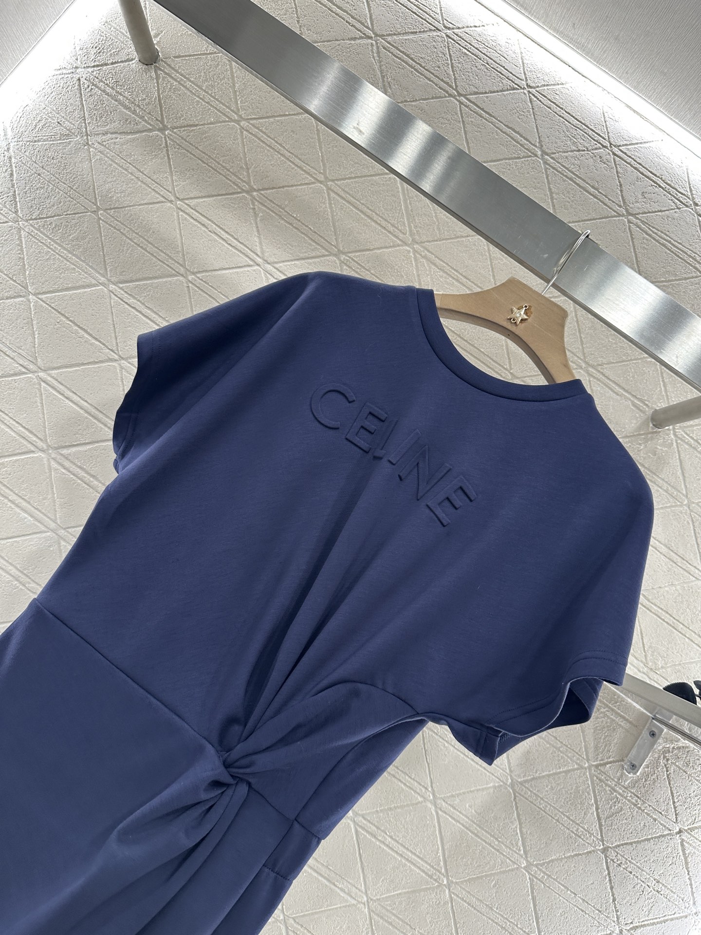 ♥Celin*♥2025新品上架
    褶皱短袖连衣裙
定制YB斜纹全棉材质 透气舒适 质感十足 常规