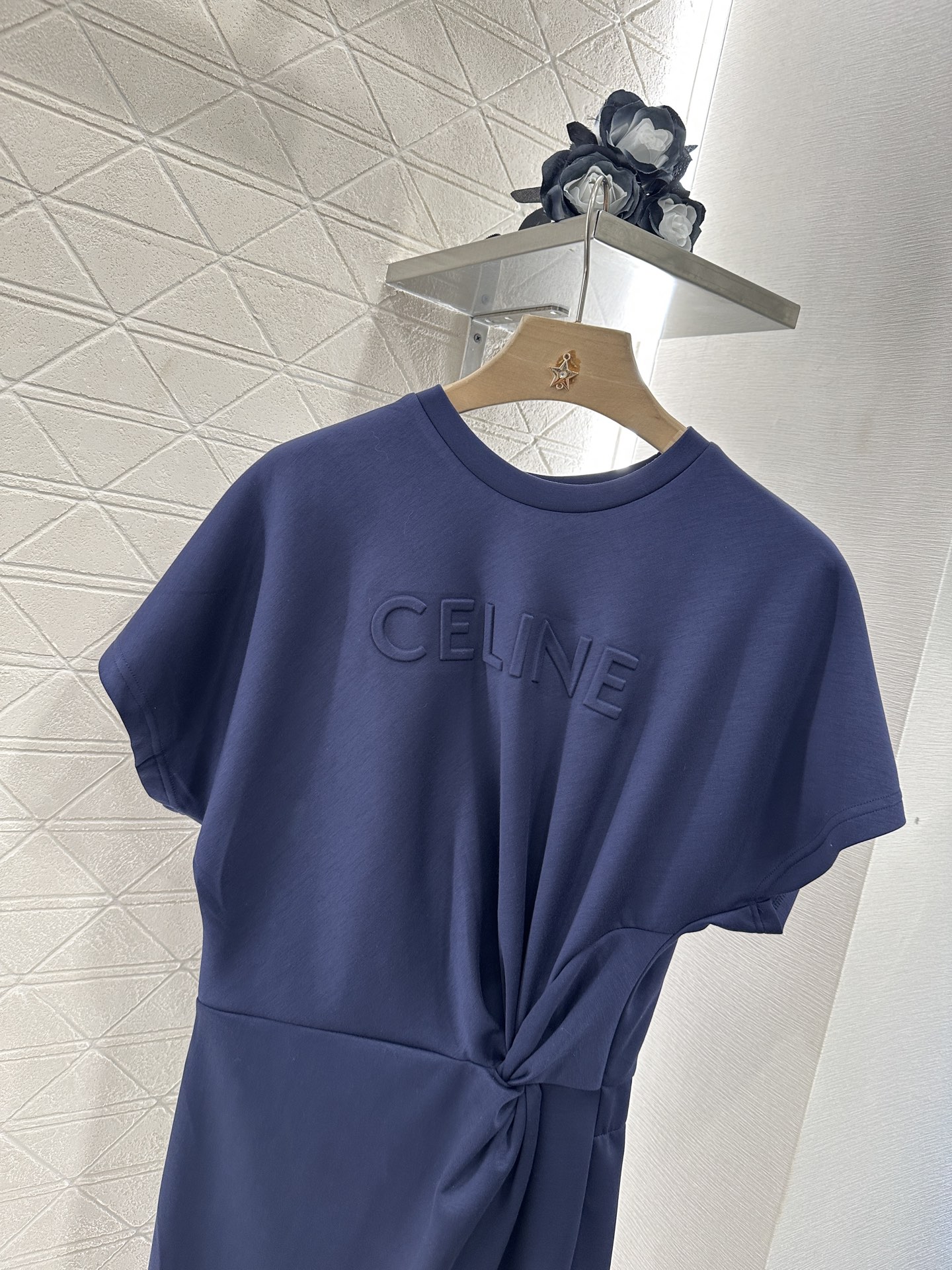 ♥Celin*♥2025新品上架
    褶皱短袖连衣裙
定制YB斜纹全棉材质 透气舒适 质感十足 常规