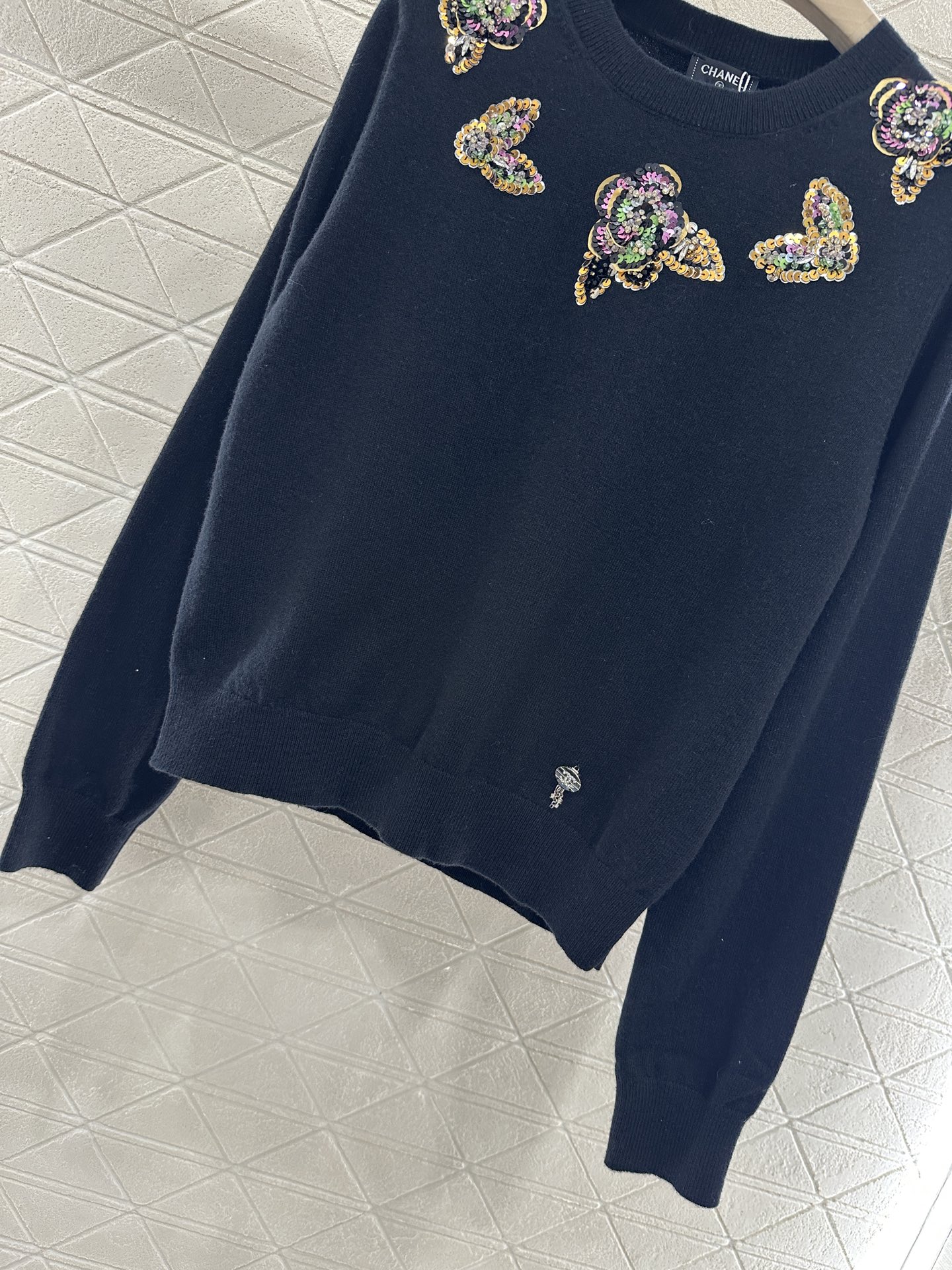 ♥Chane*♥2025新品上架
     山茶花亮片套头毛衣
定制YB羊绒针织材质 舒适有型 质感十足