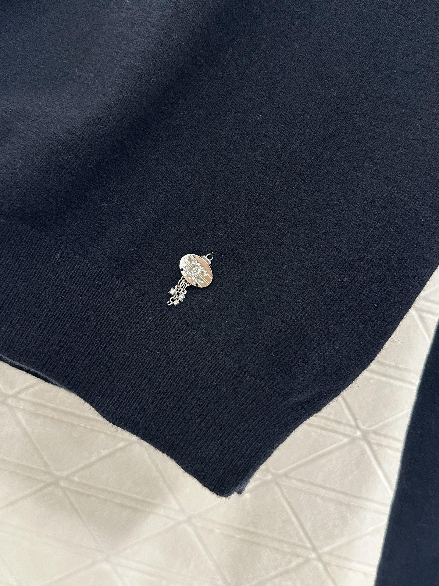 ♥Chane*♥2025新品上架
     山茶花亮片套头毛衣
定制YB羊绒针织材质 舒适有型 质感十足