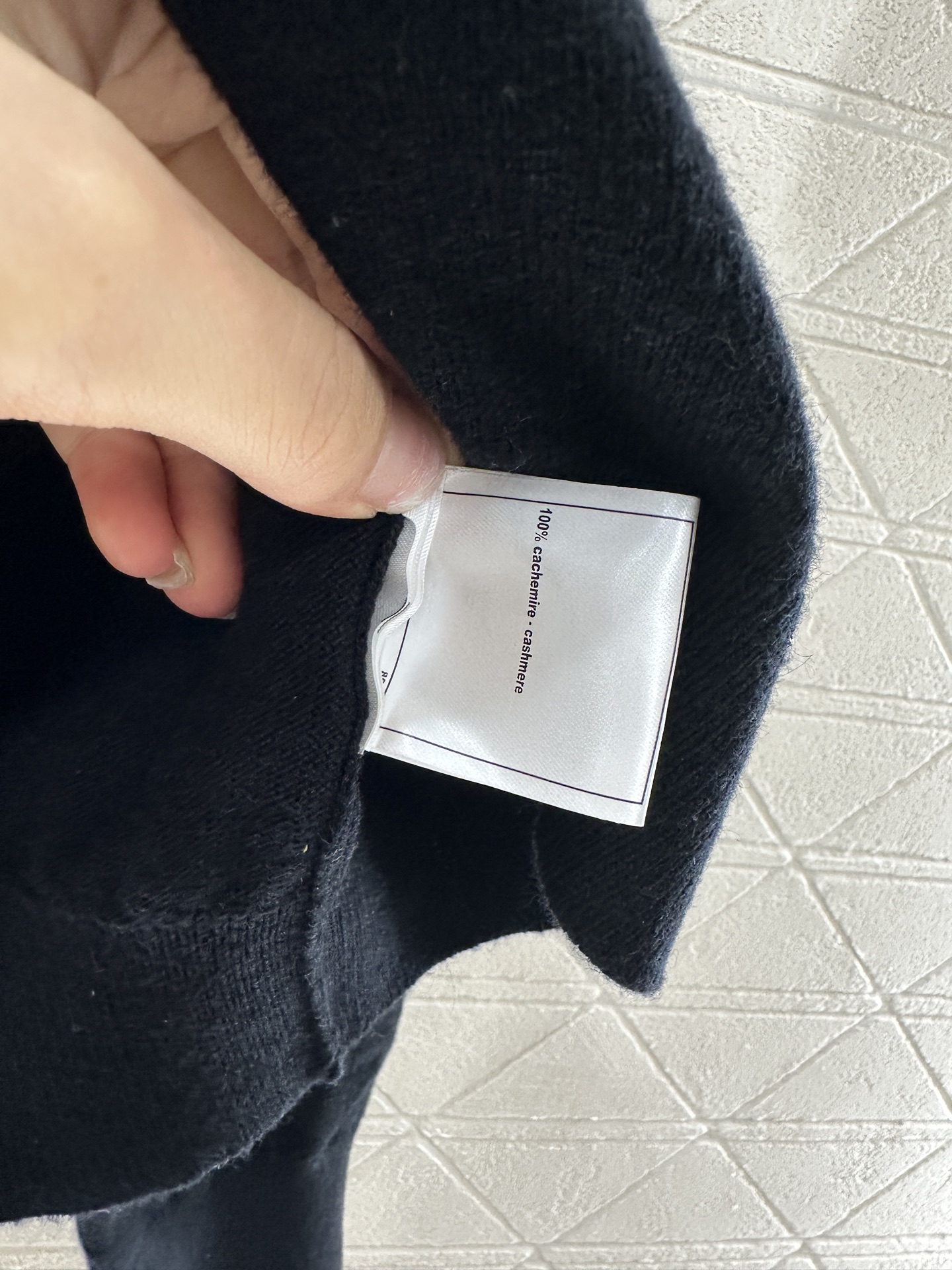 ♥Chane*♥2025新品上架
     山茶花亮片套头毛衣
定制YB羊绒针织材质 舒适有型 质感十足