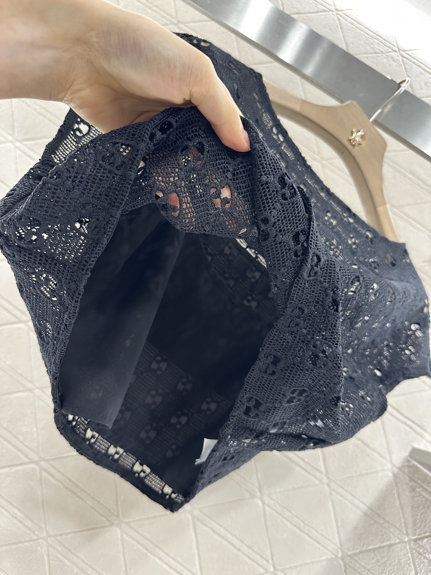 ♥Gucc*♥2025新品上架
  重工提花刺绣真丝套装
定制YB斜纹全棉提花刺绣 呈现出立体双G字母纹