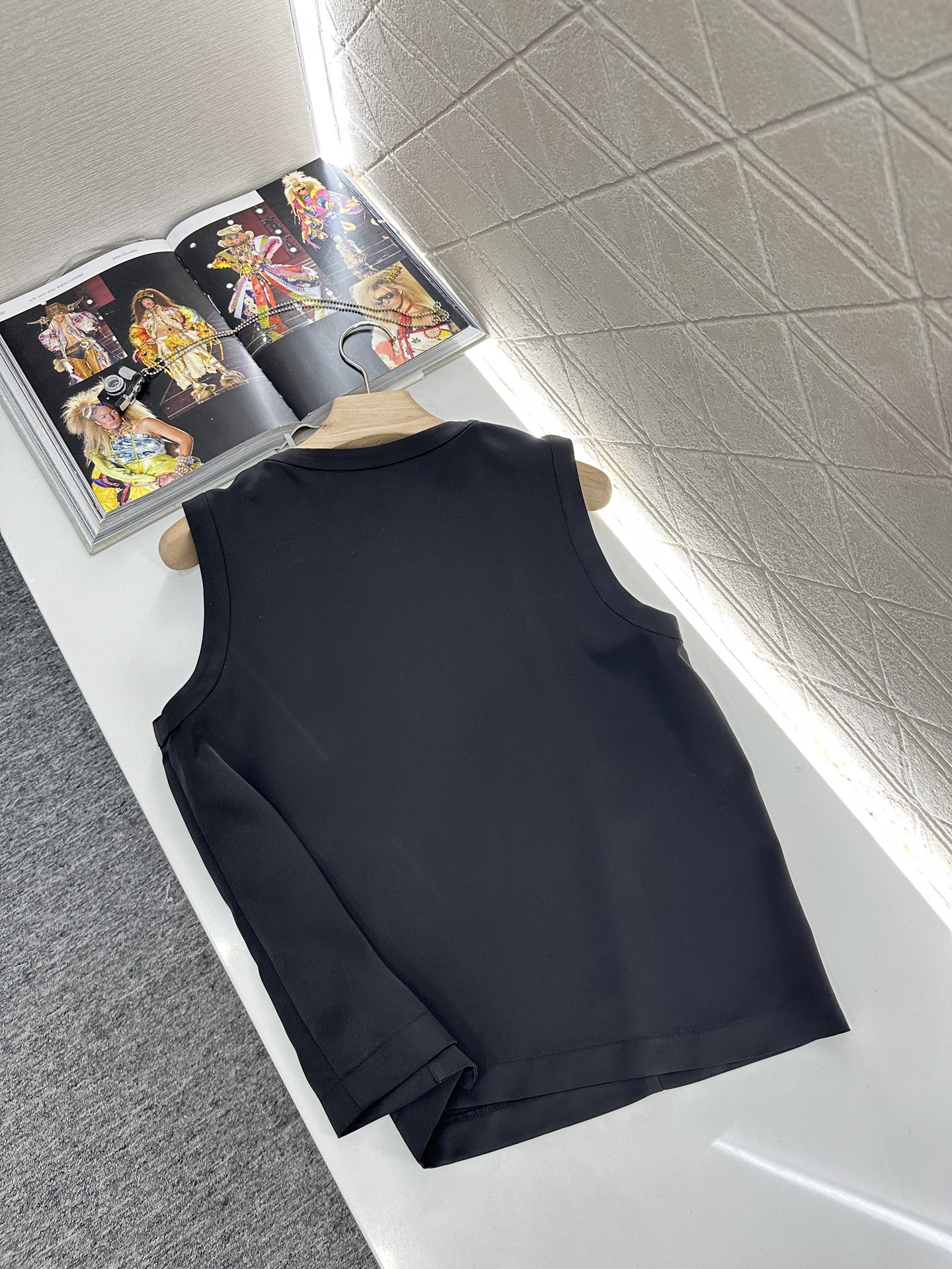 ♥Chane*♥2025新品上架
      无袖纽扣上衣
定制YB进口真丝醋酸材质 质感光泽 舒适垂顺