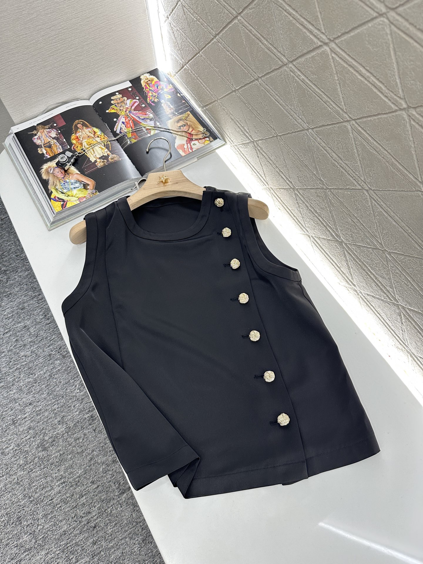 ♥Chane*♥2025新品上架
      无袖纽扣上衣
定制YB进口真丝醋酸材质 质感光泽 舒适垂顺