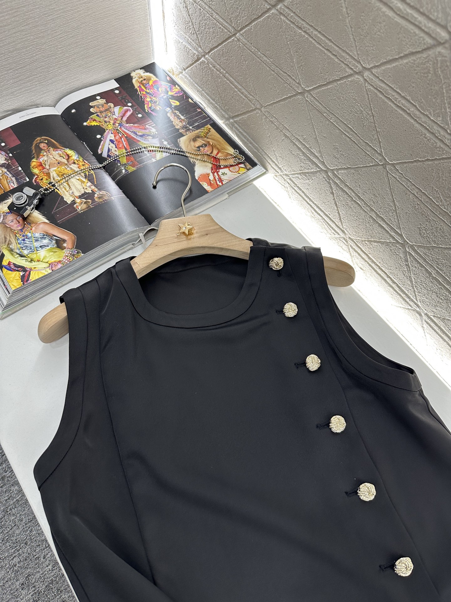 ♥Chane*♥2025新品上架
      无袖纽扣上衣
定制YB进口真丝醋酸材质 质感光泽 舒适垂顺