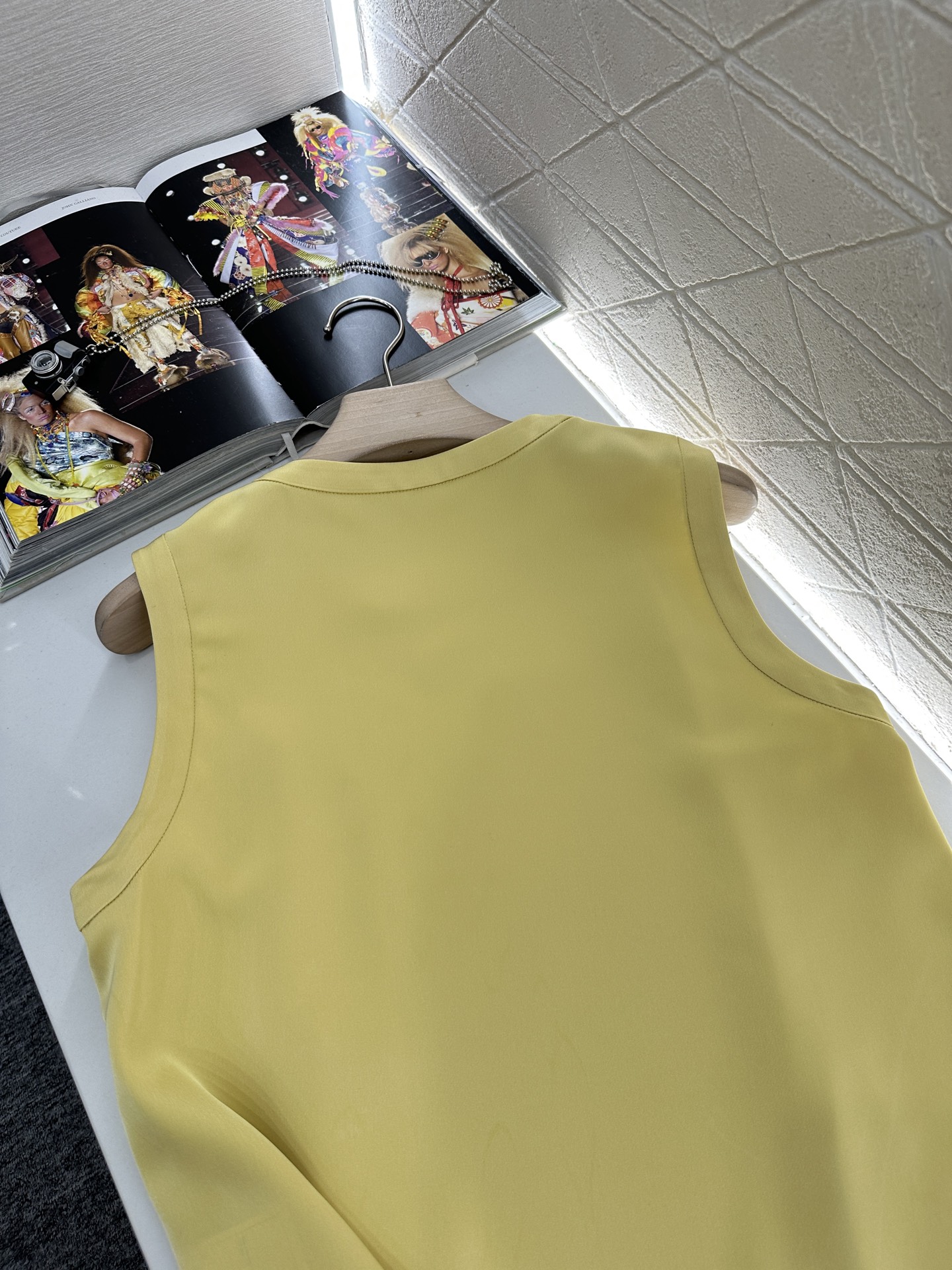 ♥Chane*♥2025新品上架
      无袖纽扣上衣
定制YB进口真丝醋酸材质 质感光泽 舒适垂顺