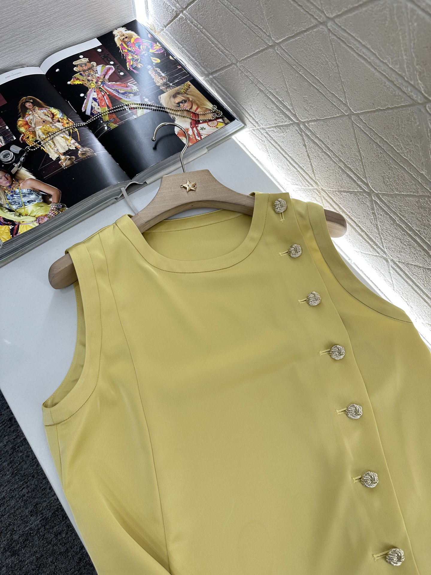 ♥Chane*♥2025新品上架
      无袖纽扣上衣
定制YB进口真丝醋酸材质 质感光泽 舒适垂顺