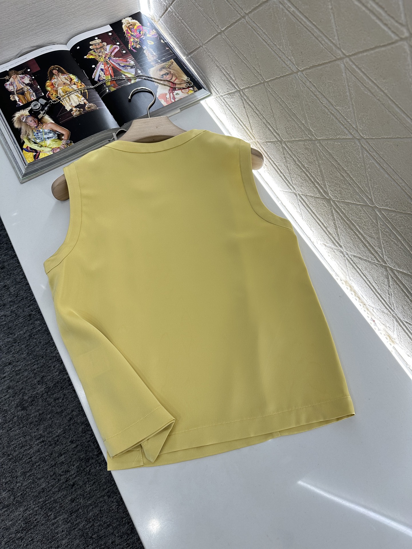 ♥Chane*♥2025新品上架
      无袖纽扣上衣
定制YB进口真丝醋酸材质 质感光泽 舒适垂顺