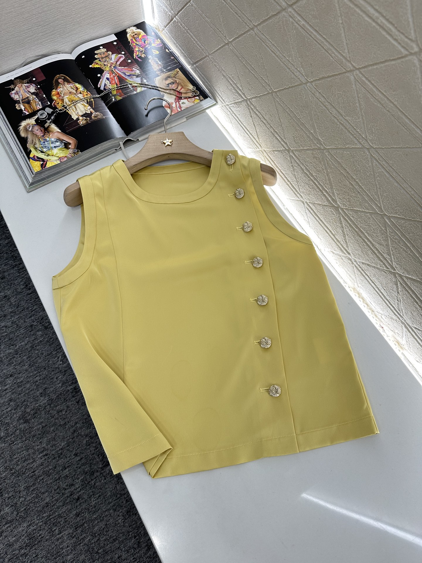 ♥Chane*♥2025新品上架
      无袖纽扣上衣
定制YB进口真丝醋酸材质 质感光泽 舒适垂顺