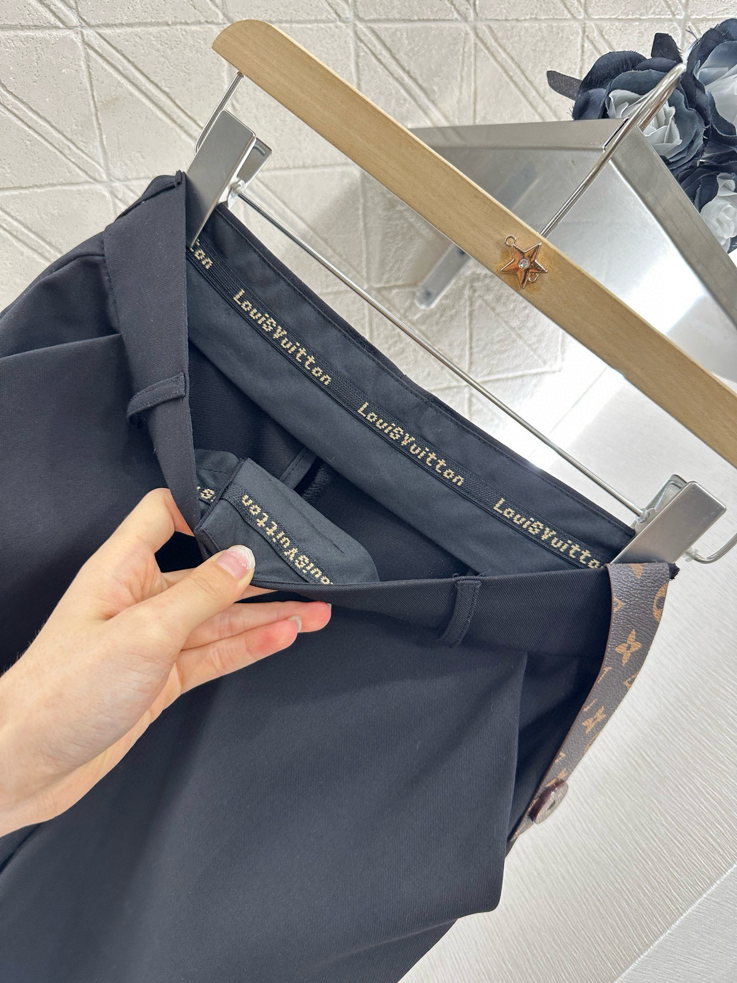 ♥Louis Vuitto*♥2025新品上架
    西装马甲中裤套装
定制YB进口精纺羊毛材质 质感
