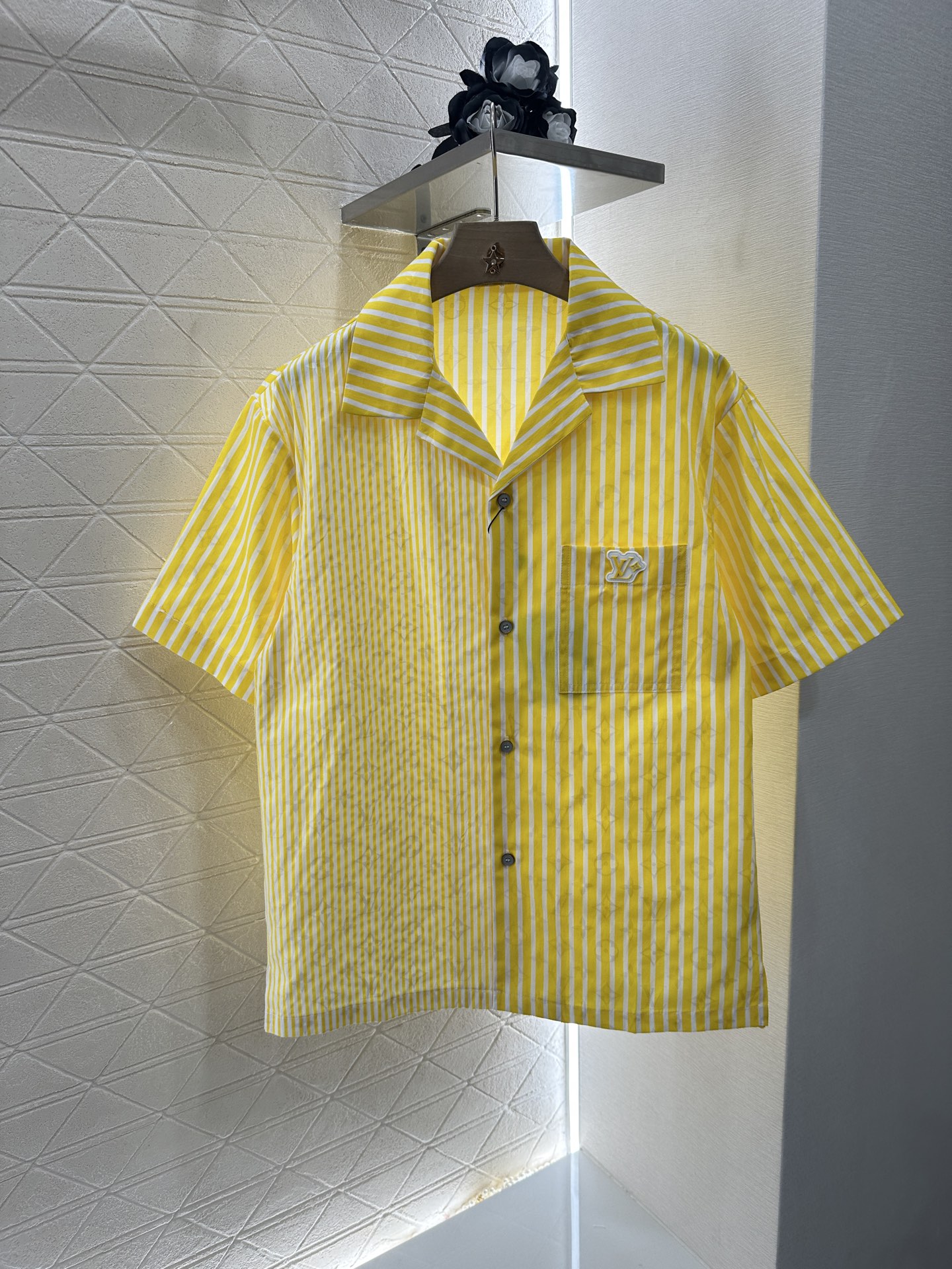 ♥Louis Vuitto*♥2025新品上架
    暗纹提花条纹短袖衬衫
定制YB斜纹全棉材质 质感