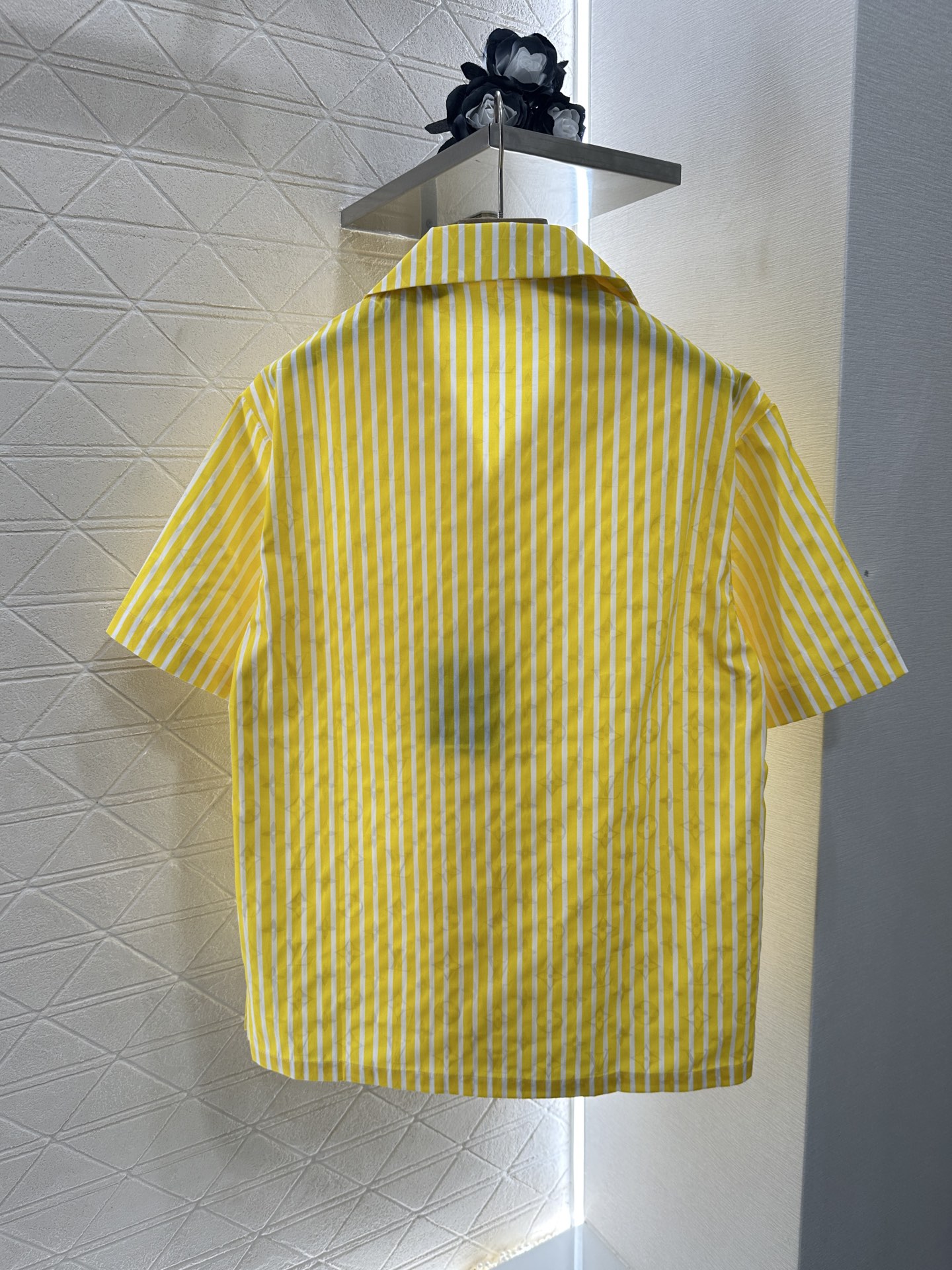 ♥Louis Vuitto*♥2025新品上架
    暗纹提花条纹短袖衬衫
定制YB斜纹全棉材质 质感