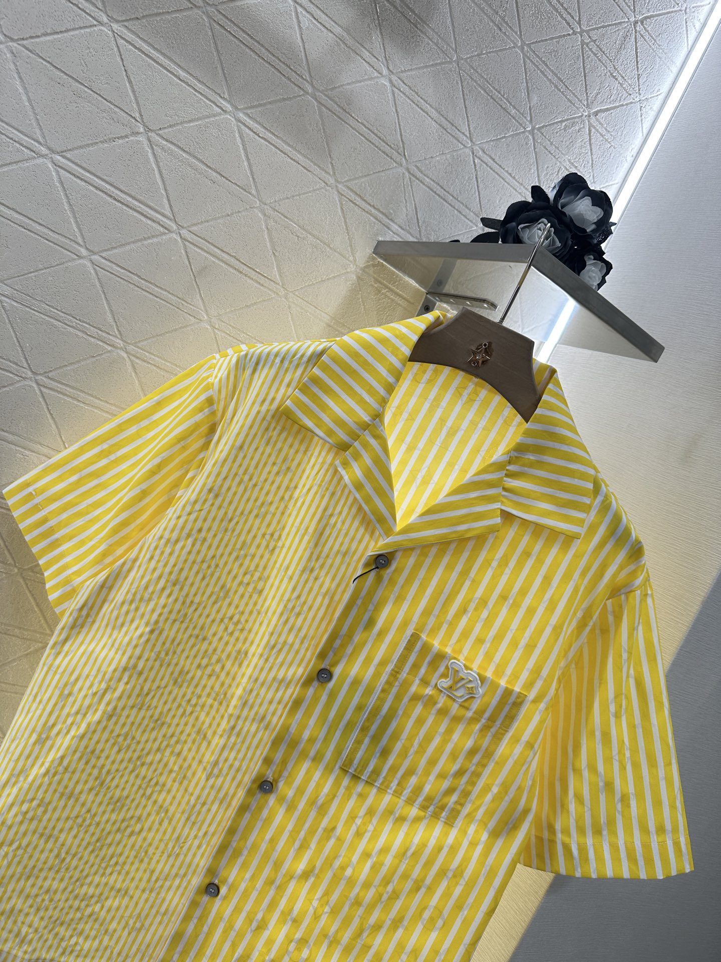 ♥Louis Vuitto*♥2025新品上架
    暗纹提花条纹短袖衬衫
定制YB斜纹全棉材质 质感