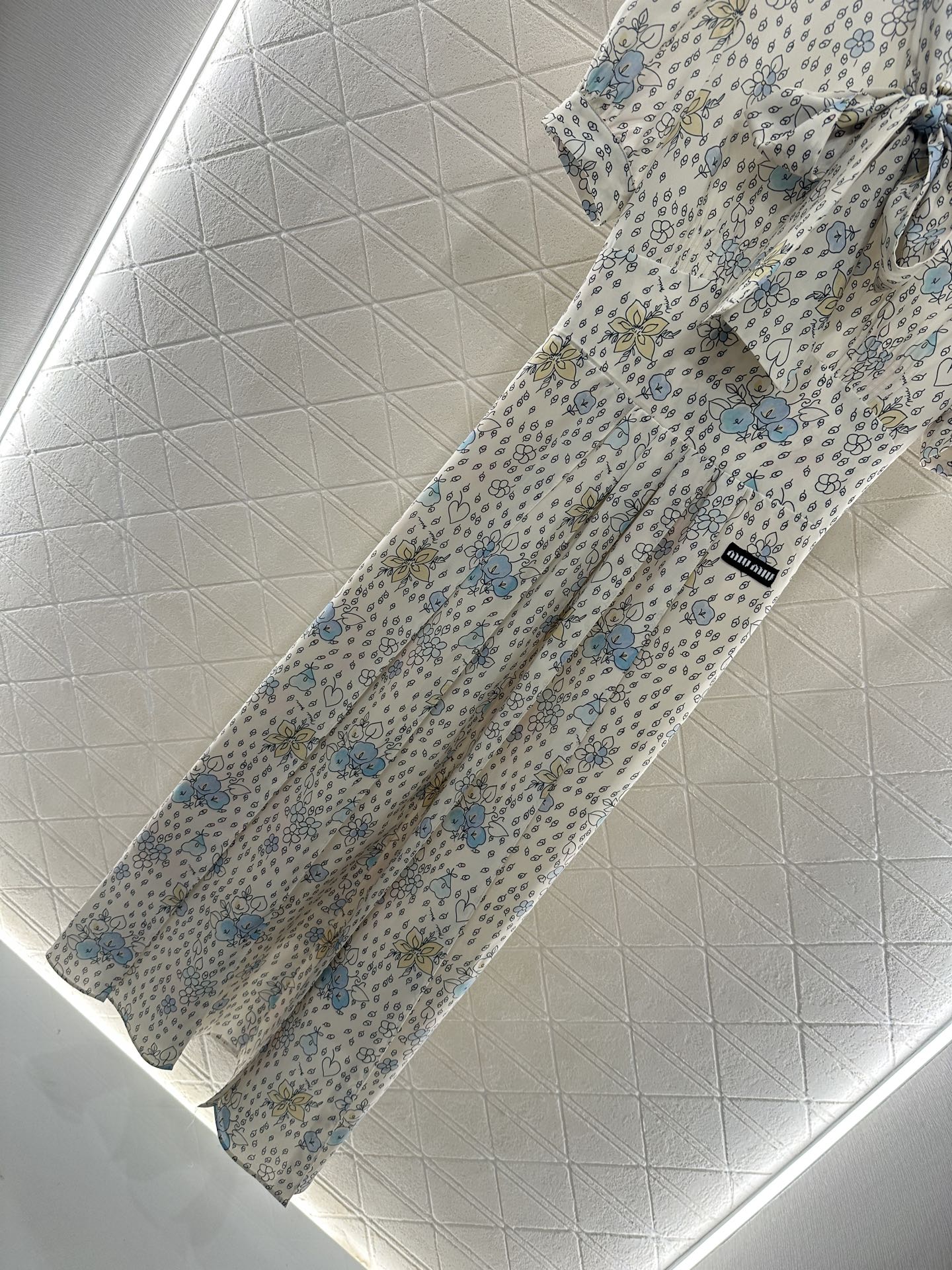 ♥Miumi*♥2025新品上架
     系带碎花复古连衣裙
定制YB进口斜纹绸材质 垂顺光泽 舒适宜