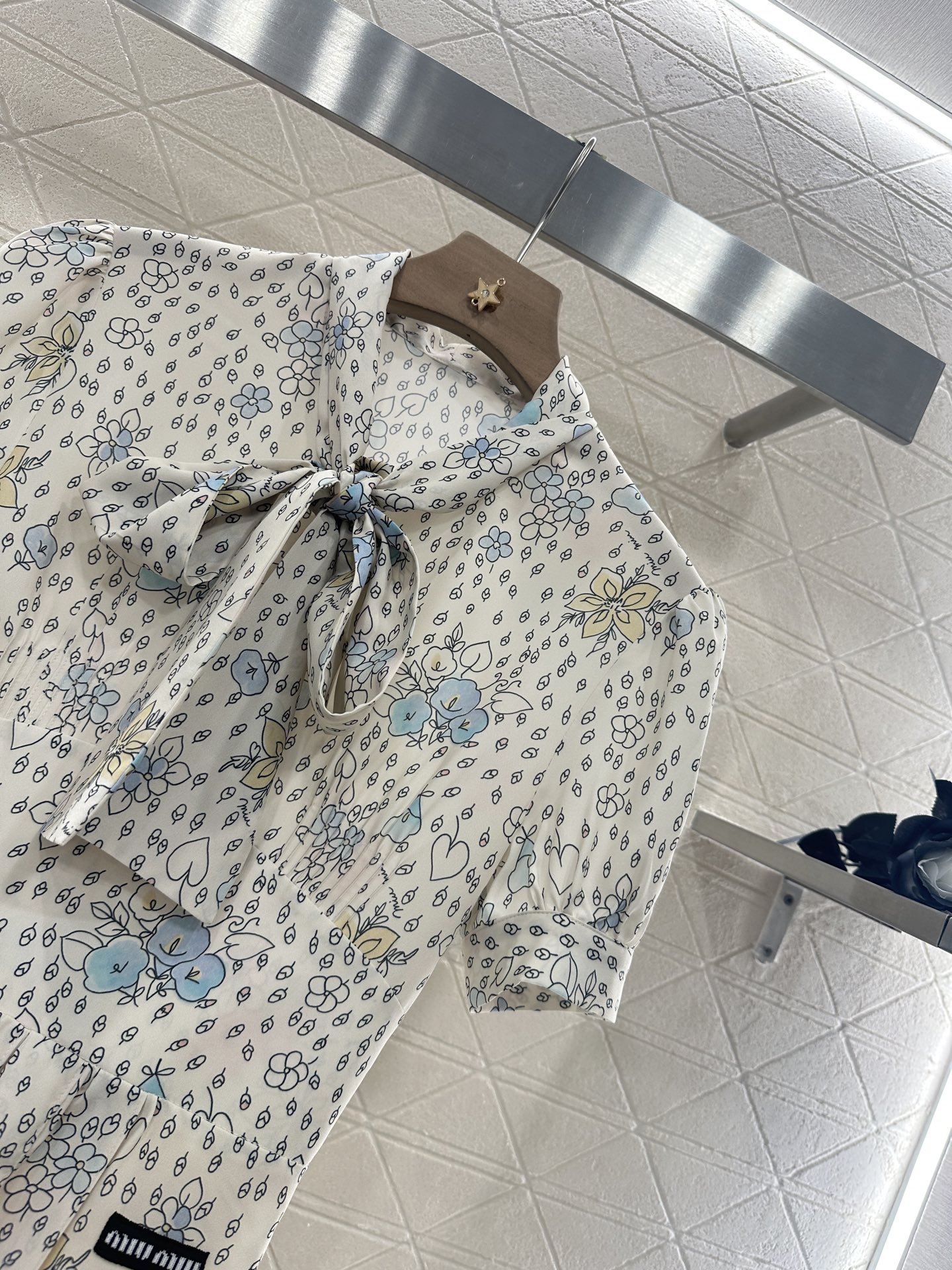♥Miumi*♥2025新品上架
     系带碎花复古连衣裙
定制YB进口斜纹绸材质 垂顺光泽 舒适宜