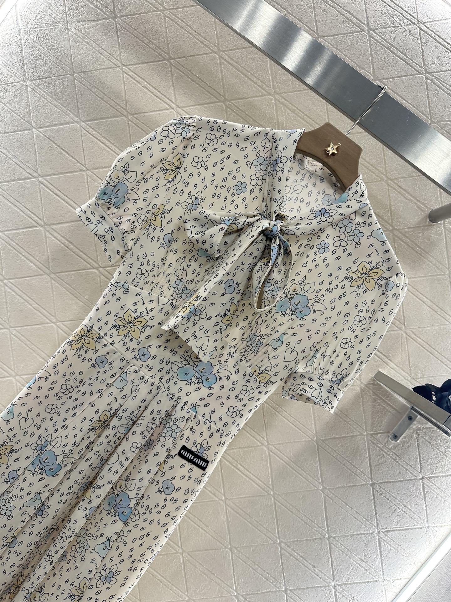 ♥Miumi*♥2025新品上架
     系带碎花复古连衣裙
定制YB进口斜纹绸材质 垂顺光泽 舒适宜