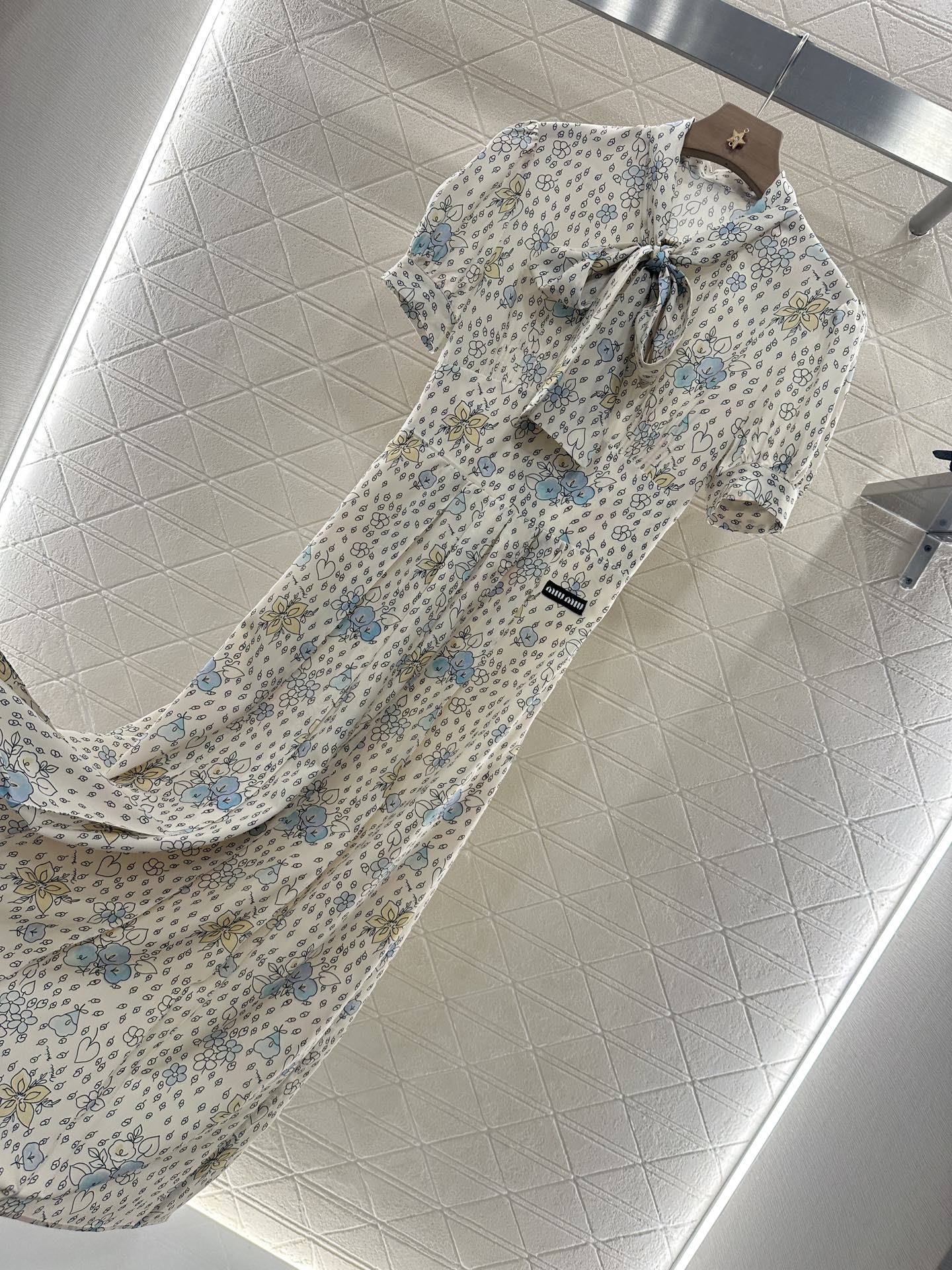 ♥Miumi*♥2025新品上架
     系带碎花复古连衣裙
定制YB进口斜纹绸材质 垂顺光泽 舒适宜