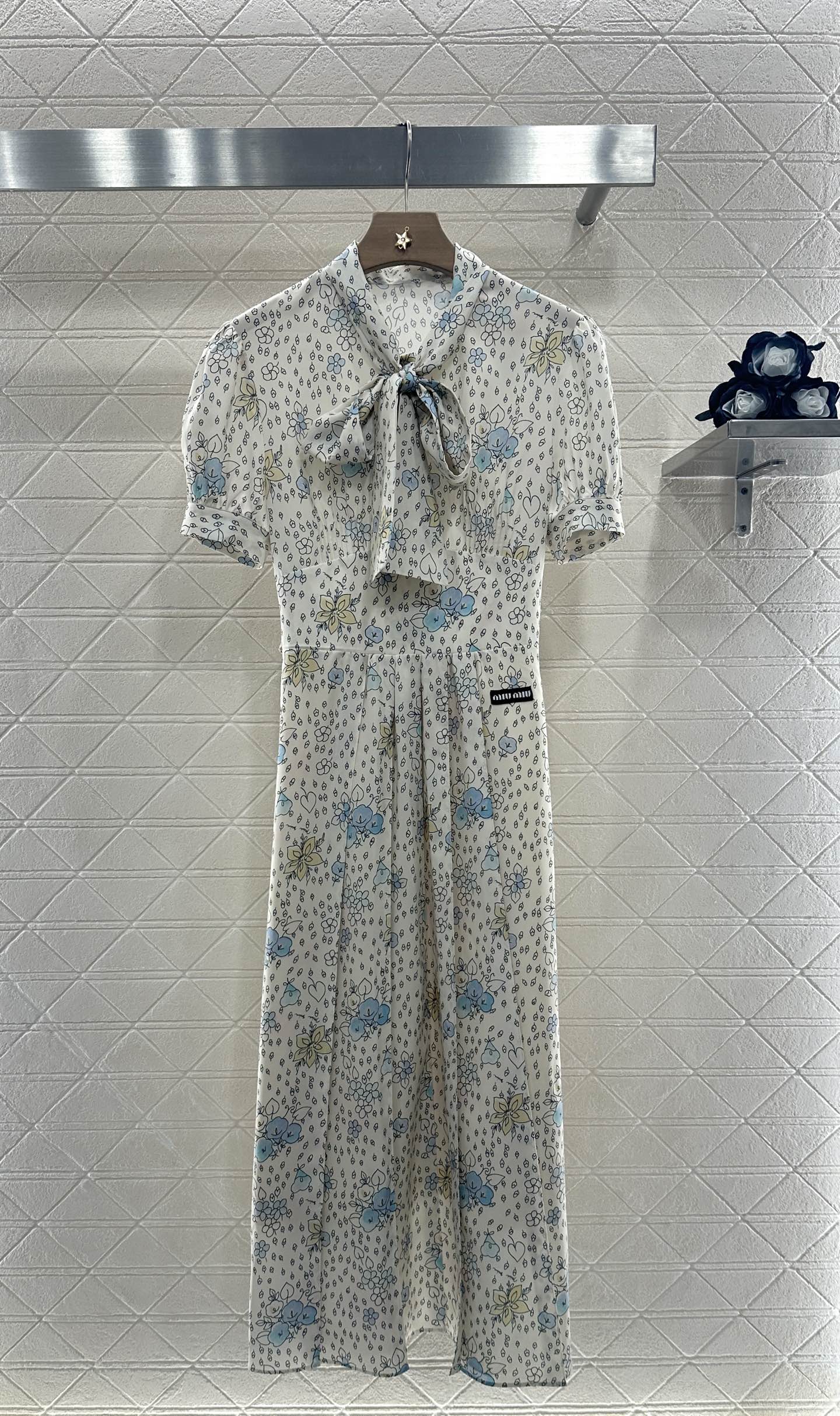 ♥Miumi*♥2025新品上架
     系带碎花复古连衣裙
定制YB进口斜纹绸材质 垂顺光泽 舒适宜