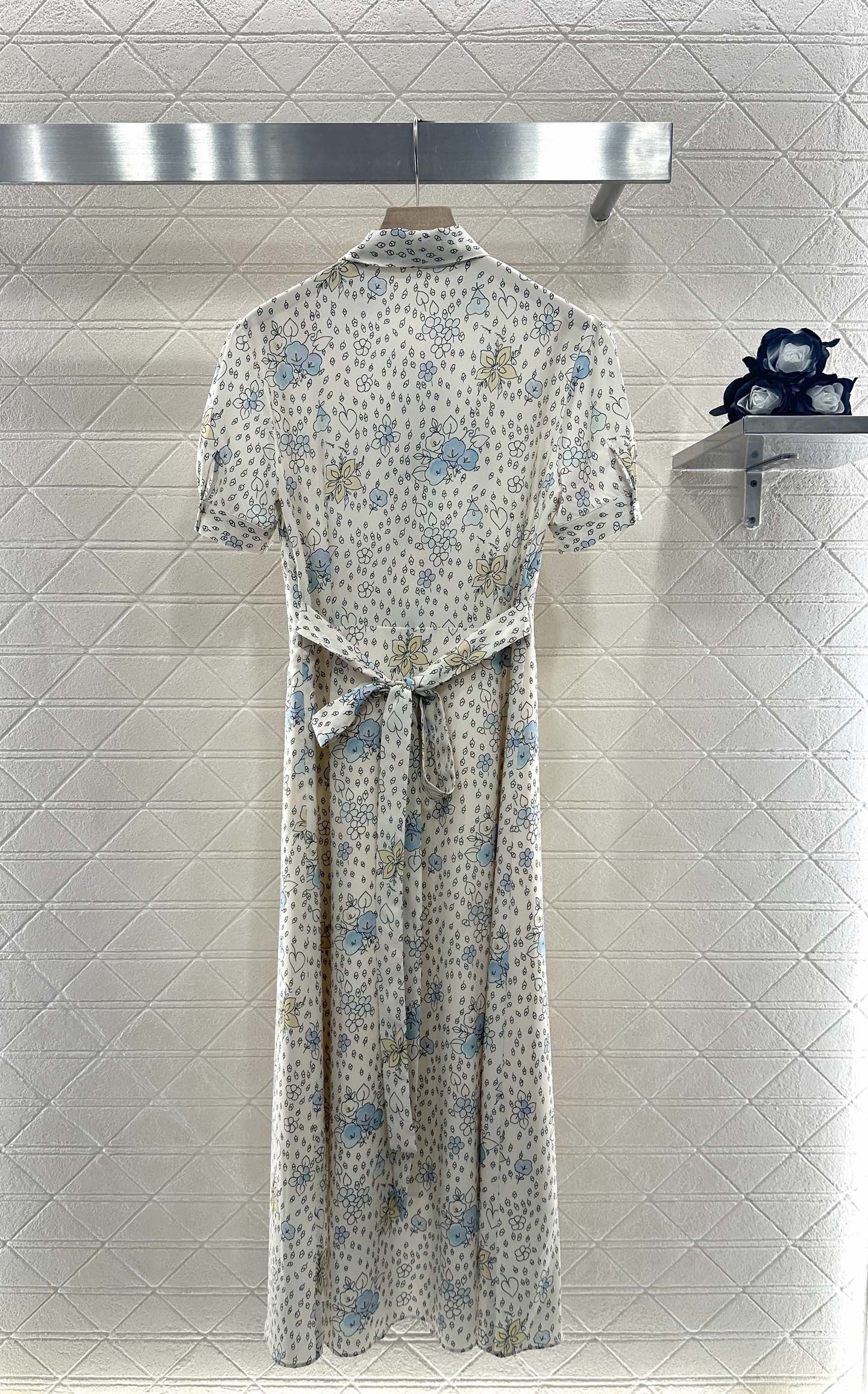 ♥Miumi*♥2025新品上架
     系带碎花复古连衣裙
定制YB进口斜纹绸材质 垂顺光泽 舒适宜