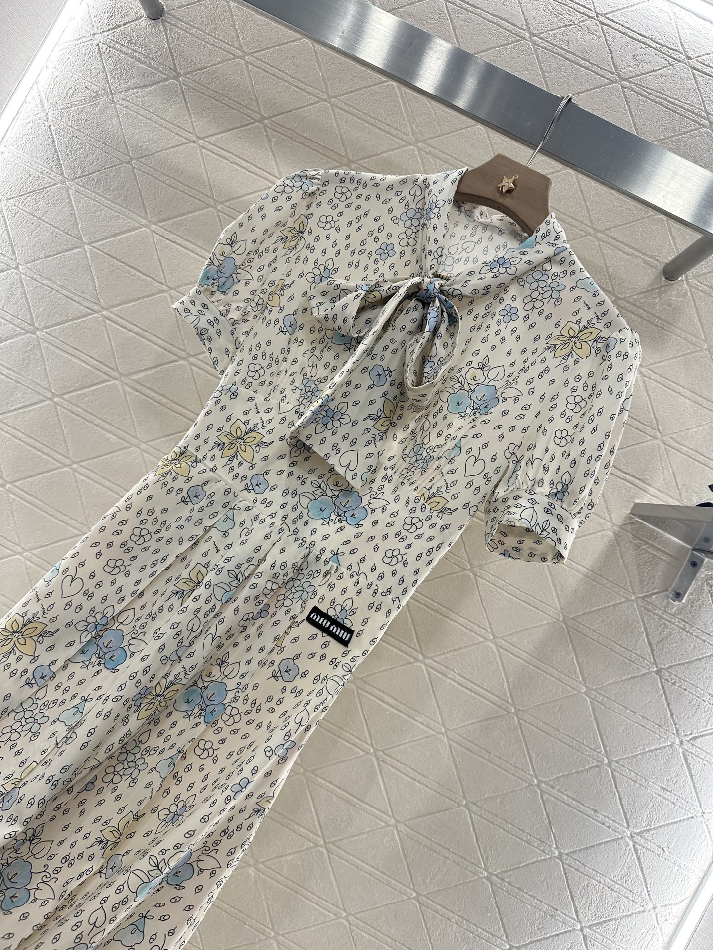 ♥Miumi*♥2025新品上架
     系带碎花复古连衣裙
定制YB进口斜纹绸材质 垂顺光泽 舒适宜