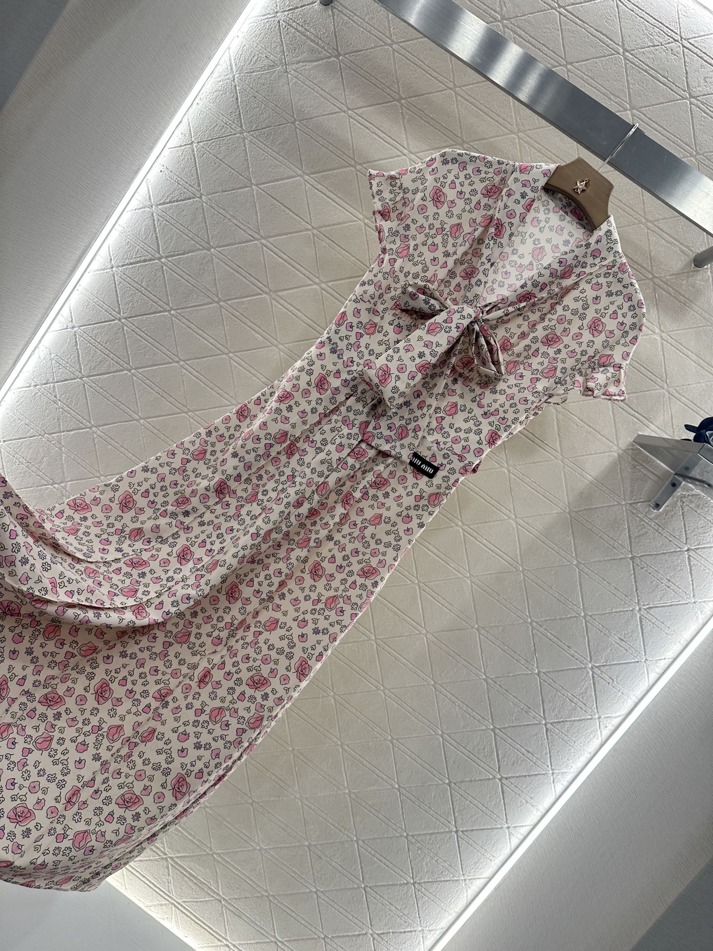 ♥Miumi*♥2025新品上架
   系带花边袖口碎花长裙
定制YB进口斜纹稠材质 冰爽透气 舒适有型