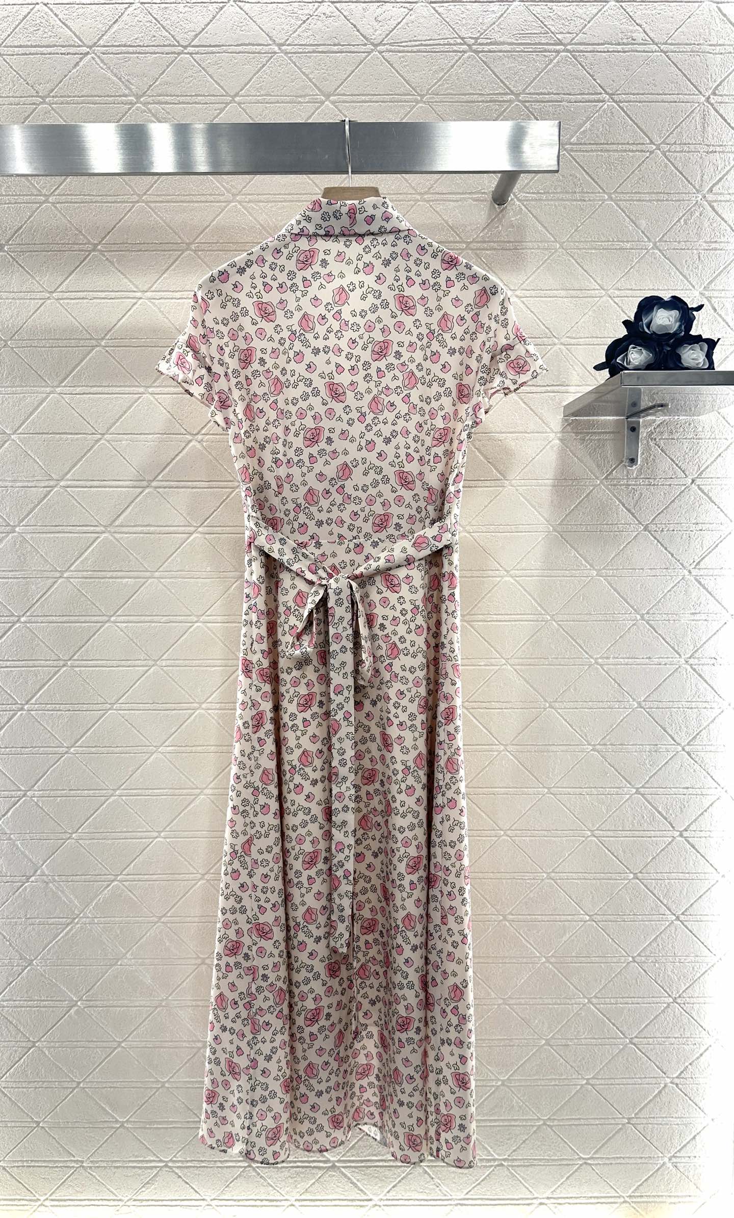 ♥Miumi*♥2025新品上架
   系带花边袖口碎花长裙
定制YB进口斜纹稠材质 冰爽透气 舒适有型