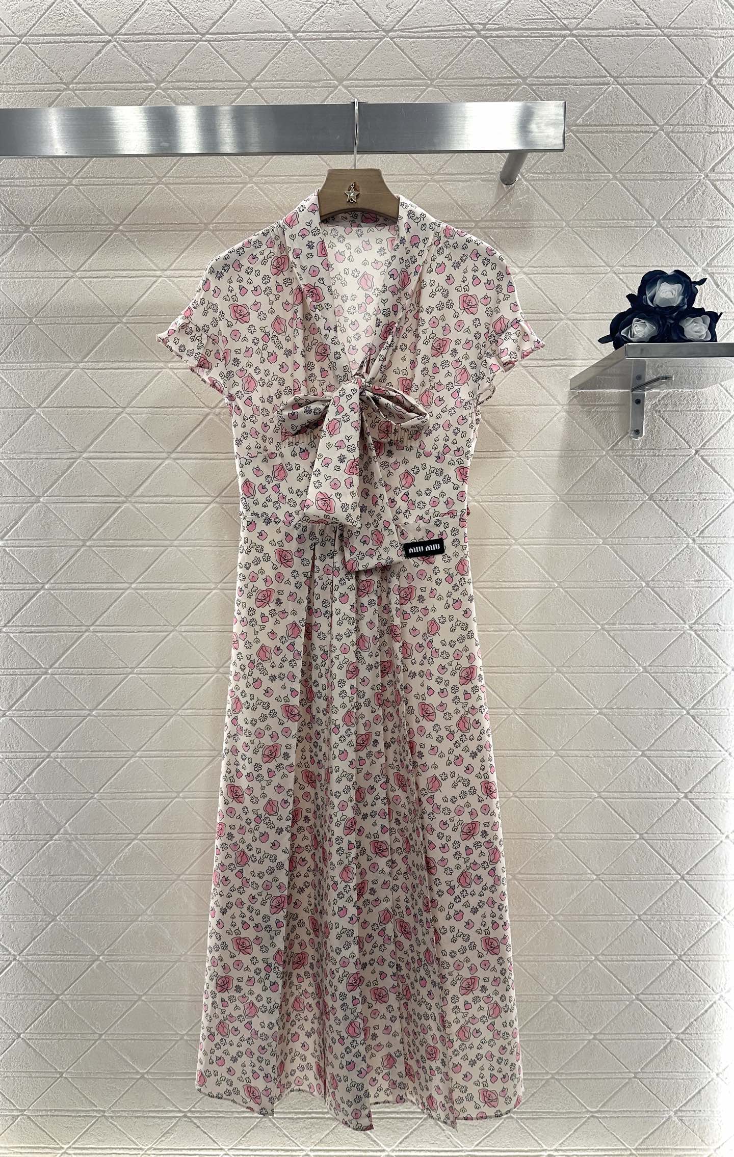 ♥Miumi*♥2025新品上架
   系带花边袖口碎花长裙
定制YB进口斜纹稠材质 冰爽透气 舒适有型