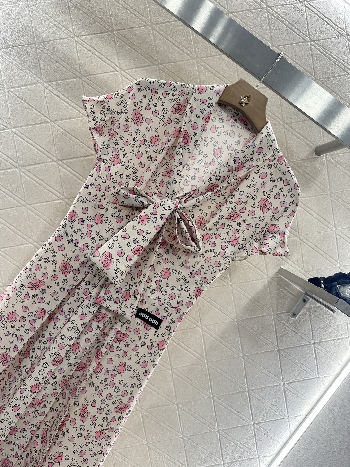 ♥Miumi*♥2025新品上架
   系带花边袖口碎花长裙
定制YB进口斜纹稠材质 冰爽透气 舒适有型