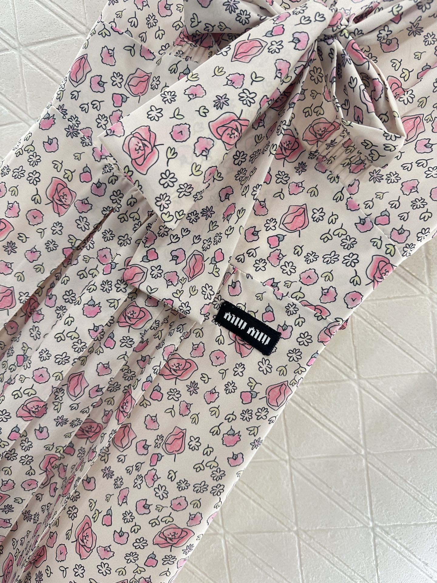 ♥Miumi*♥2025新品上架
   系带花边袖口碎花长裙
定制YB进口斜纹稠材质 冰爽透气 舒适有型