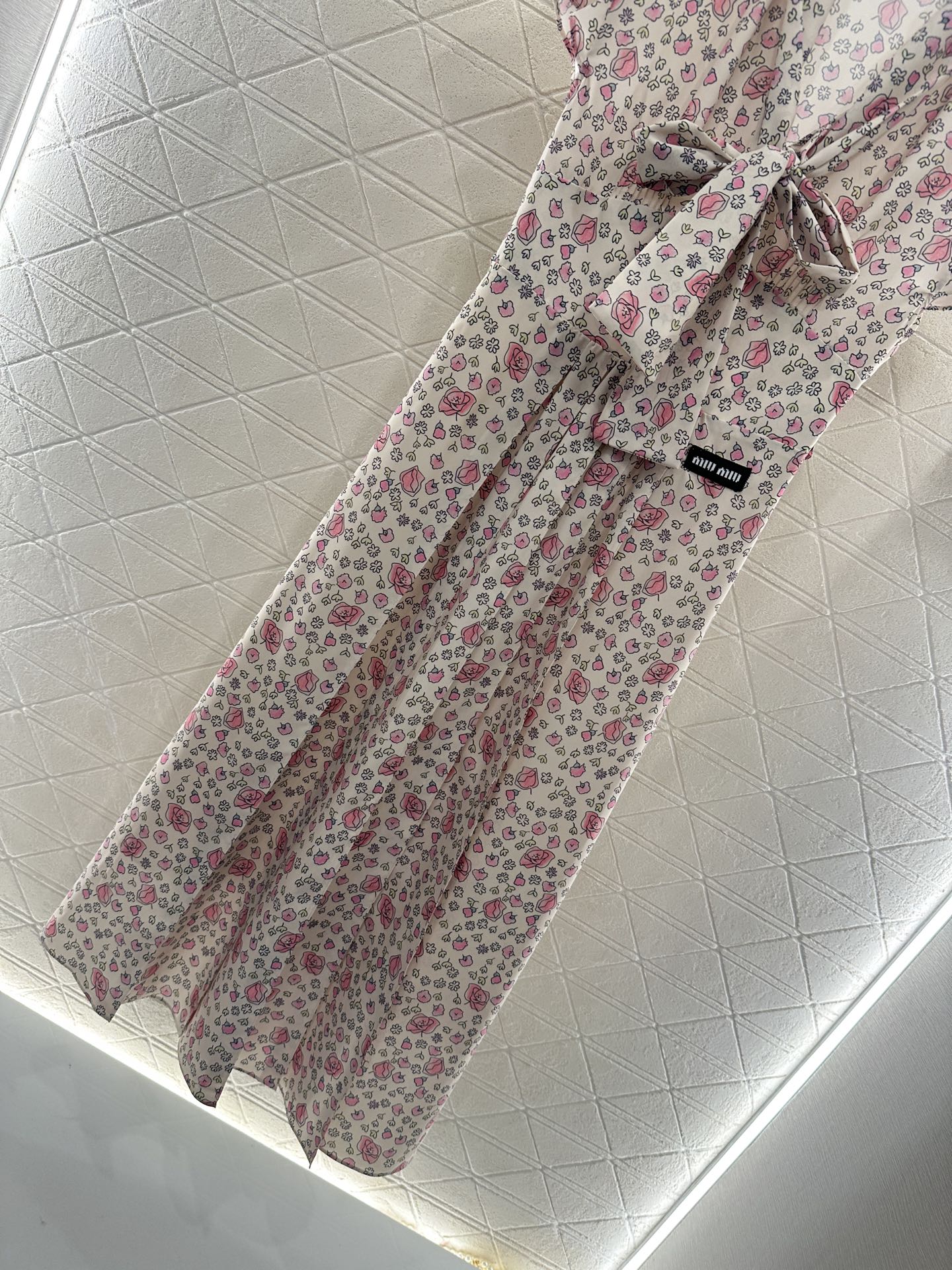 ♥Miumi*♥2025新品上架
   系带花边袖口碎花长裙
定制YB进口斜纹稠材质 冰爽透气 舒适有型