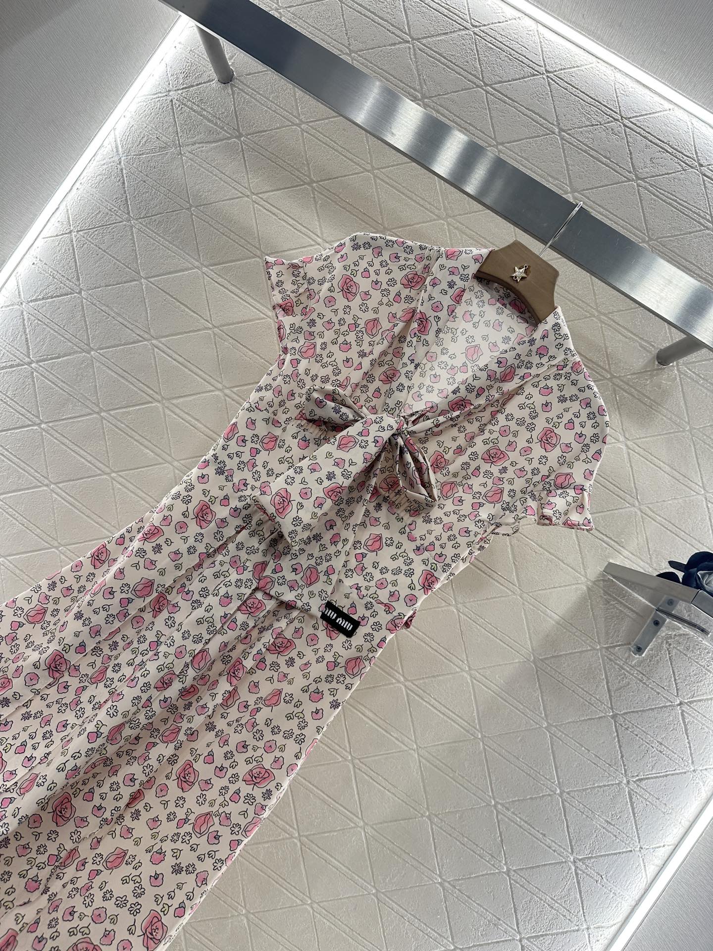 ♥Miumi*♥2025新品上架
   系带花边袖口碎花长裙
定制YB进口斜纹稠材质 冰爽透气 舒适有型