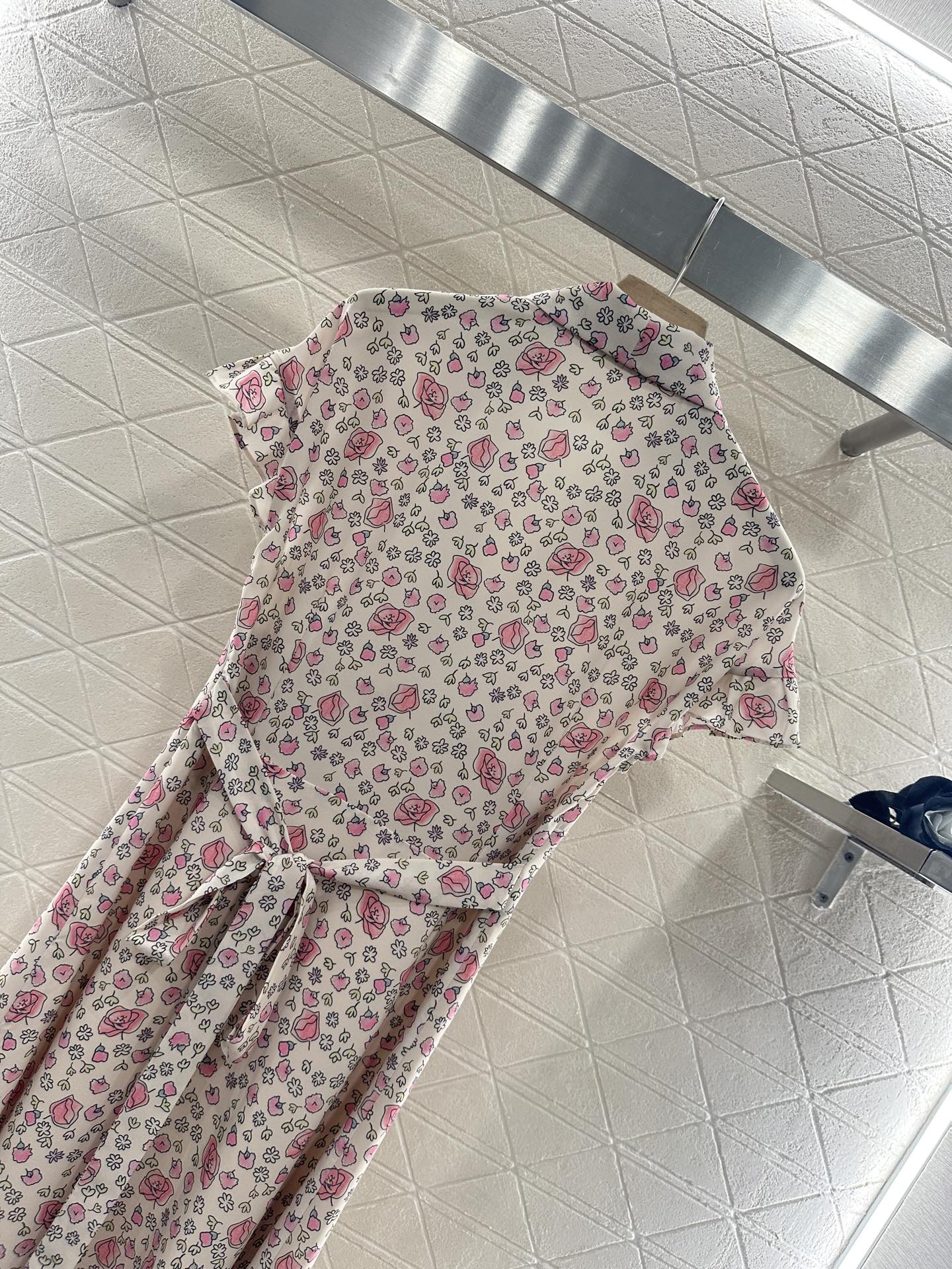 ♥Miumi*♥2025新品上架
   系带花边袖口碎花长裙
定制YB进口斜纹稠材质 冰爽透气 舒适有型