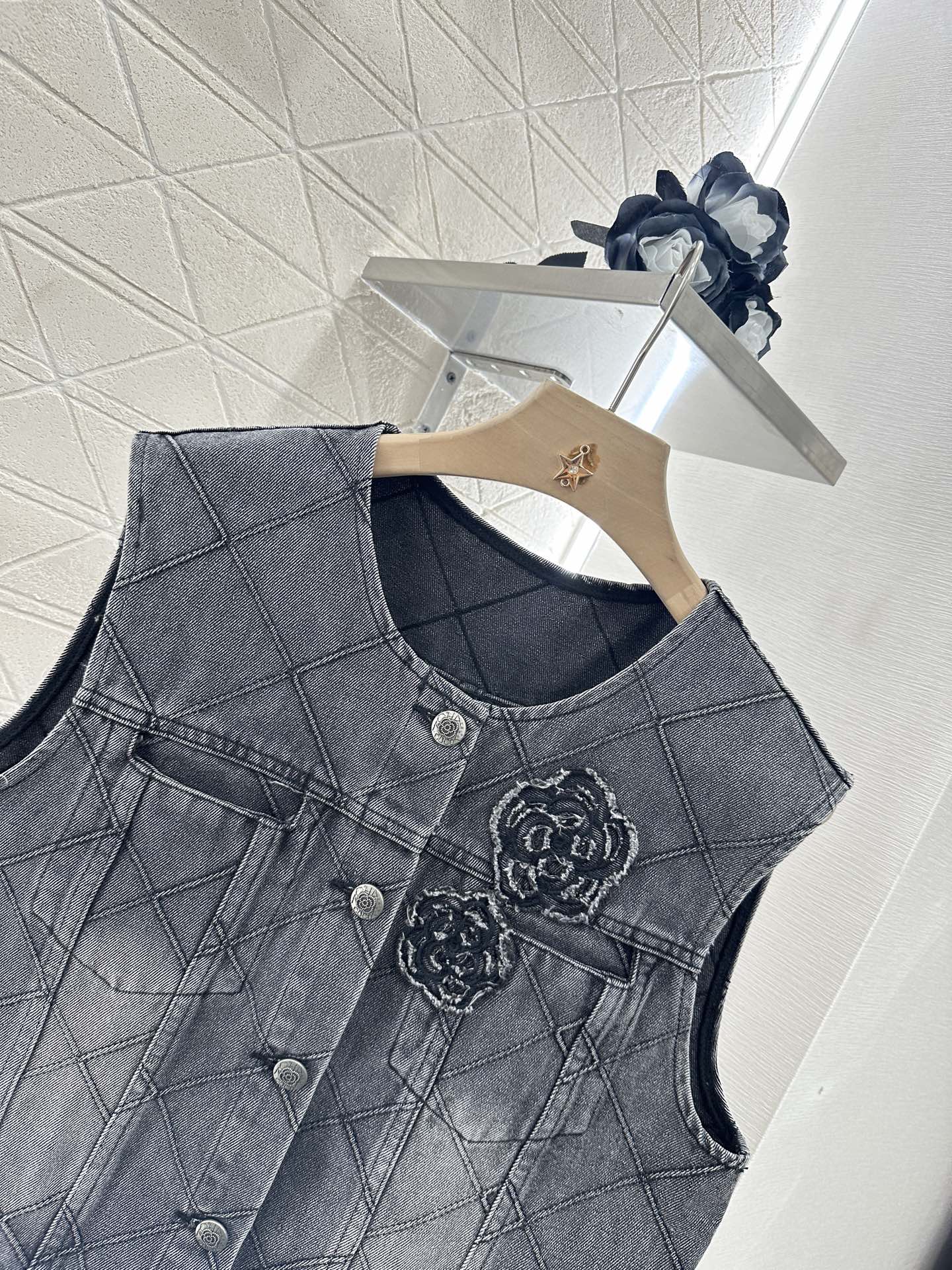 ♥Chane*♥2025新品上架
菱格山茶花牛仔马甲短裙套装
定制YB斜纹棉牛仔材质 酵素水洗工艺 成衣
