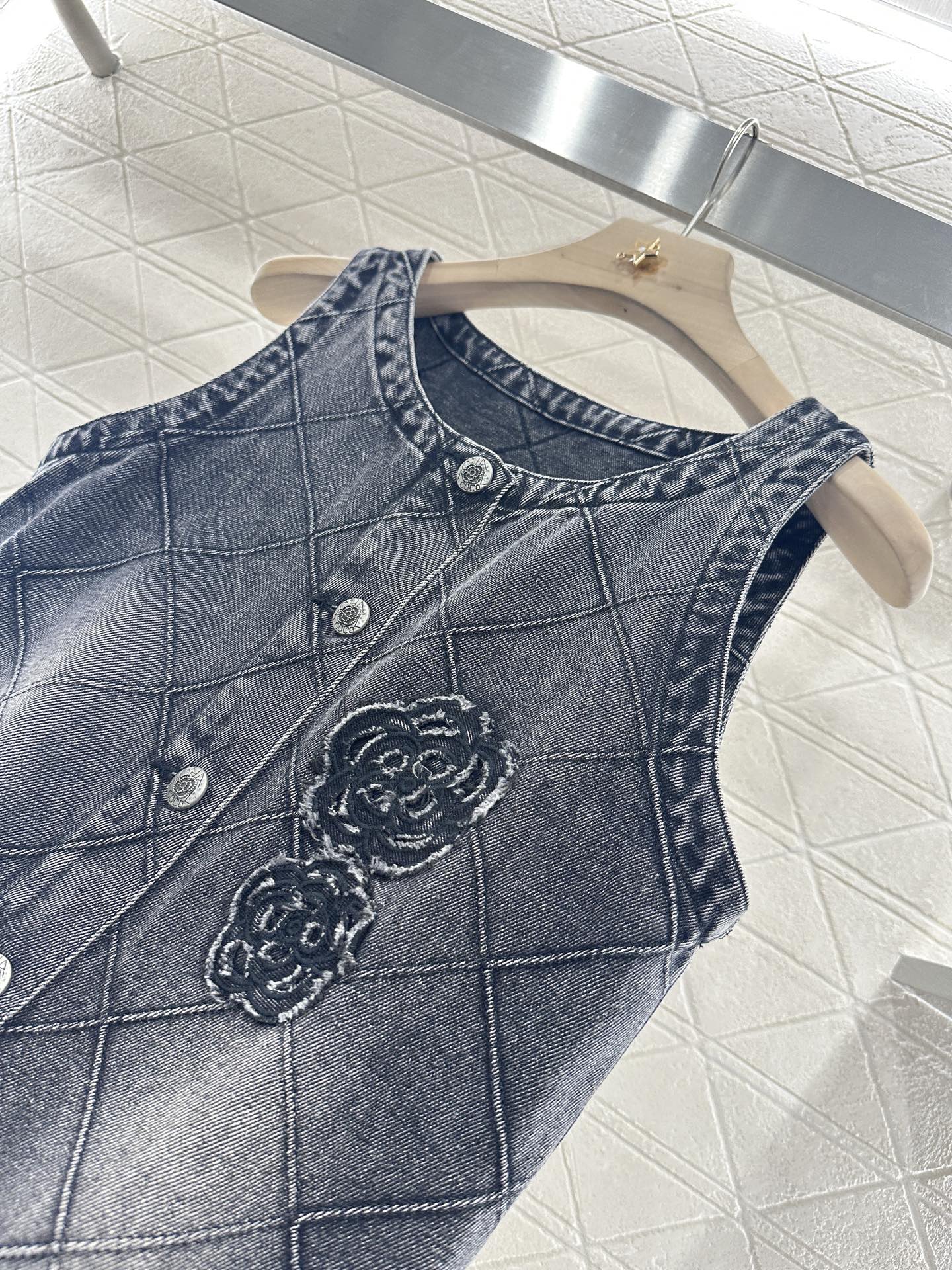 ♥Chane*♥2025新品上架
   菱格山茶花牛仔背心裙
定制YB斜纹棉牛仔材质 酵素水洗工艺 成衣