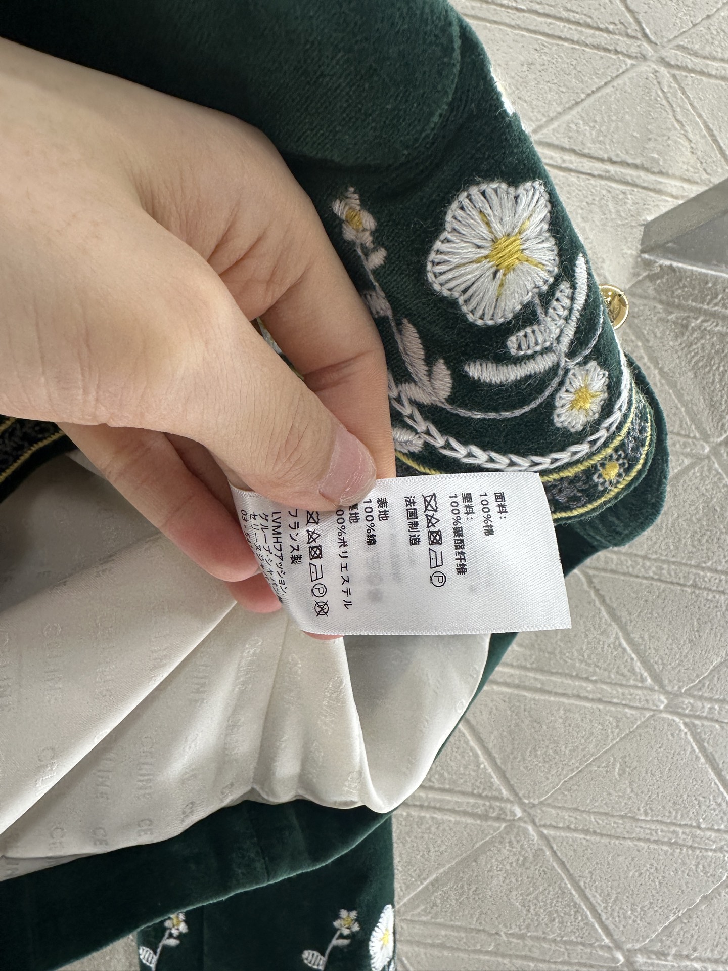 ♥Celin*♥2025新品上架
   丝绒刺绣圆领洋装外套
定制YB进口丝绒材质 质感光泽 垂顺有型 