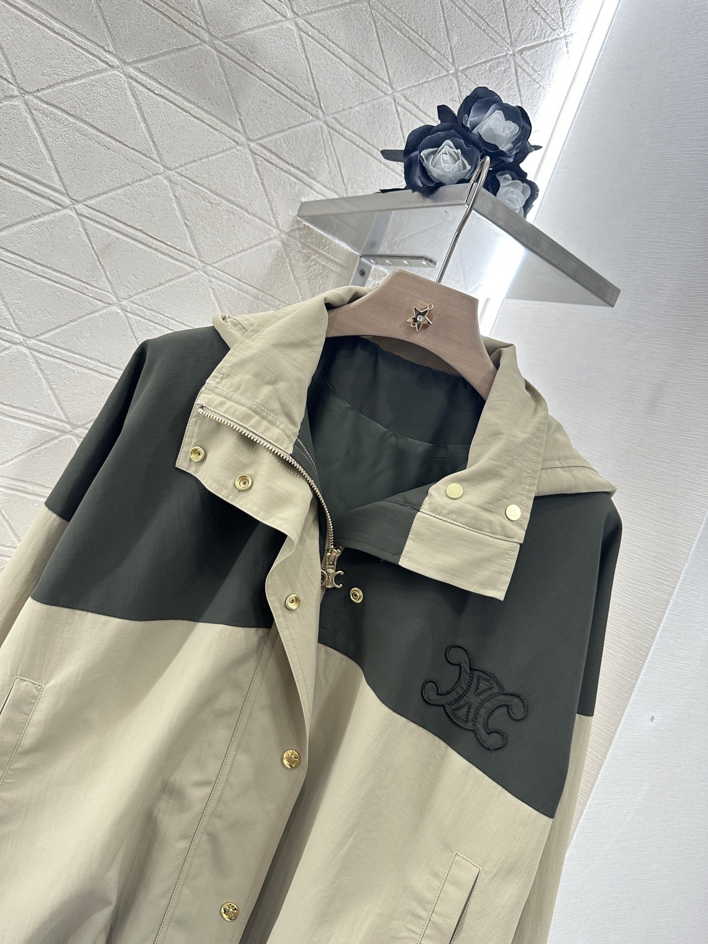 ♥Celine*♥2025新品上架
     连帽防晒冲锋外套
定制YB进口防晒冲锋材质 透气舒适 防晒