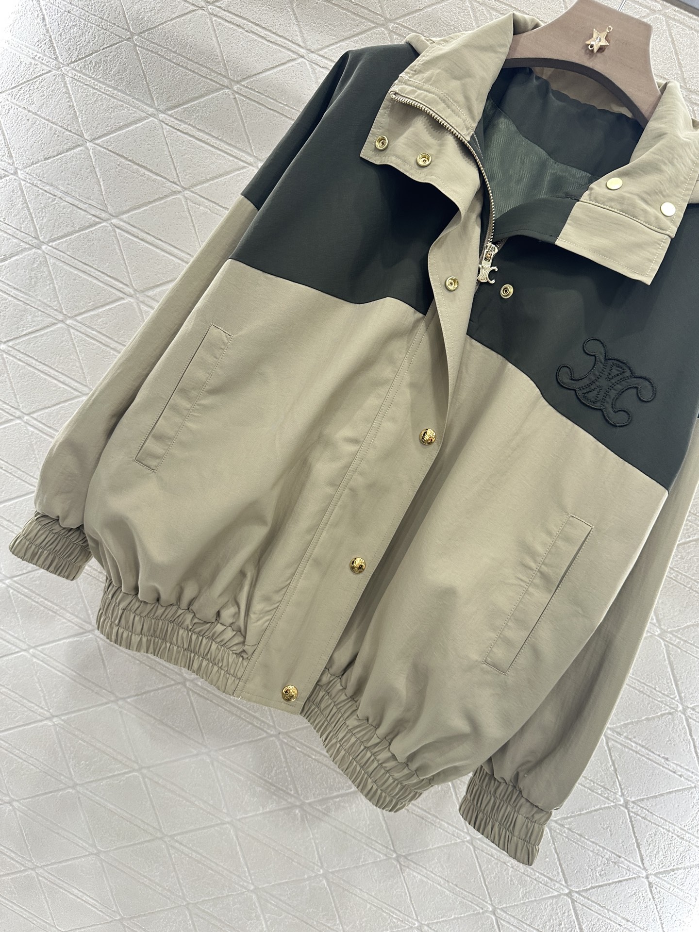 ♥Celine*♥2025新品上架
     连帽防晒冲锋外套
定制YB进口防晒冲锋材质 透气舒适 防晒