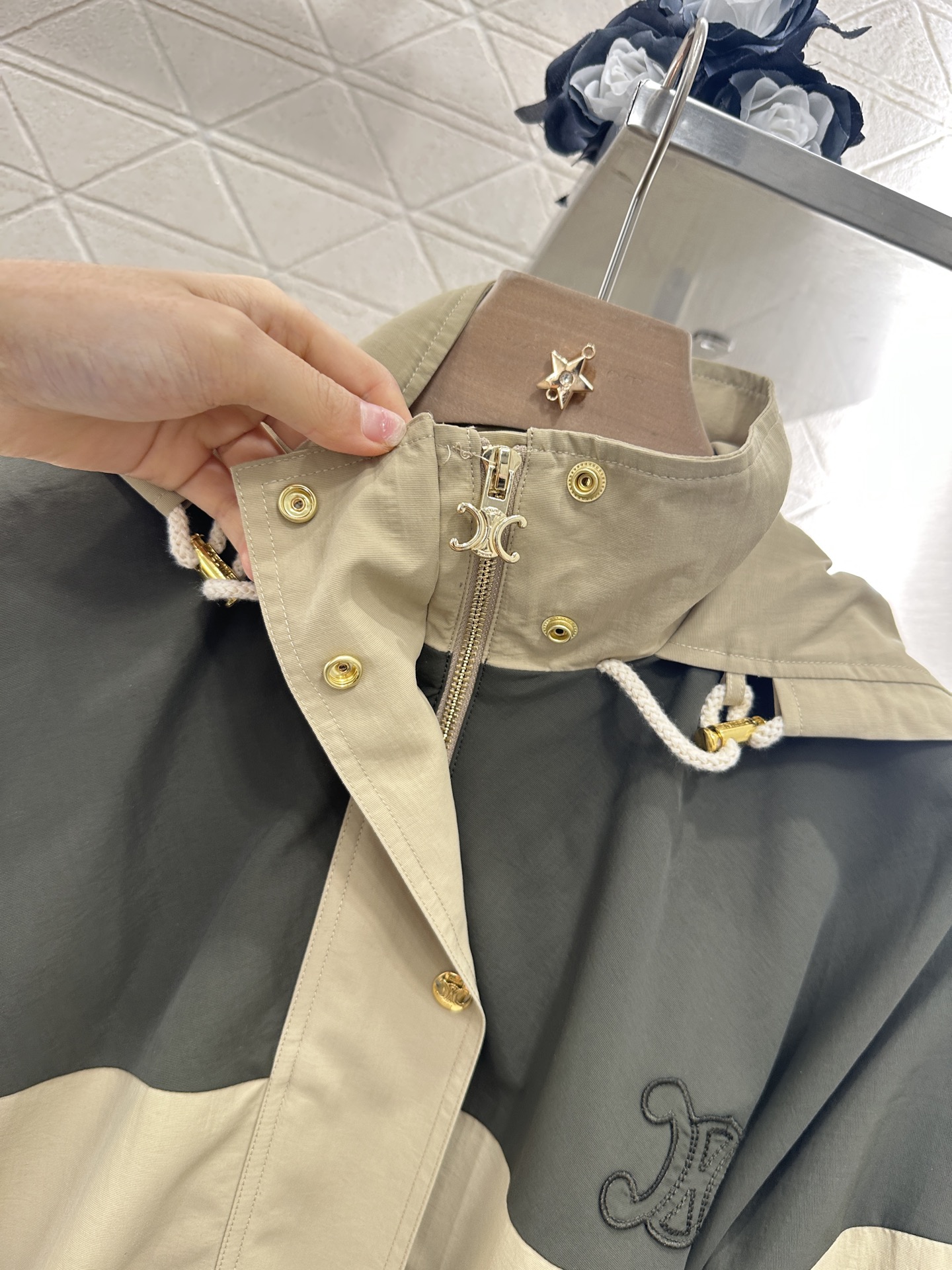 ♥Celine*♥2025新品上架
     连帽防晒冲锋外套
定制YB进口防晒冲锋材质 透气舒适 防晒
