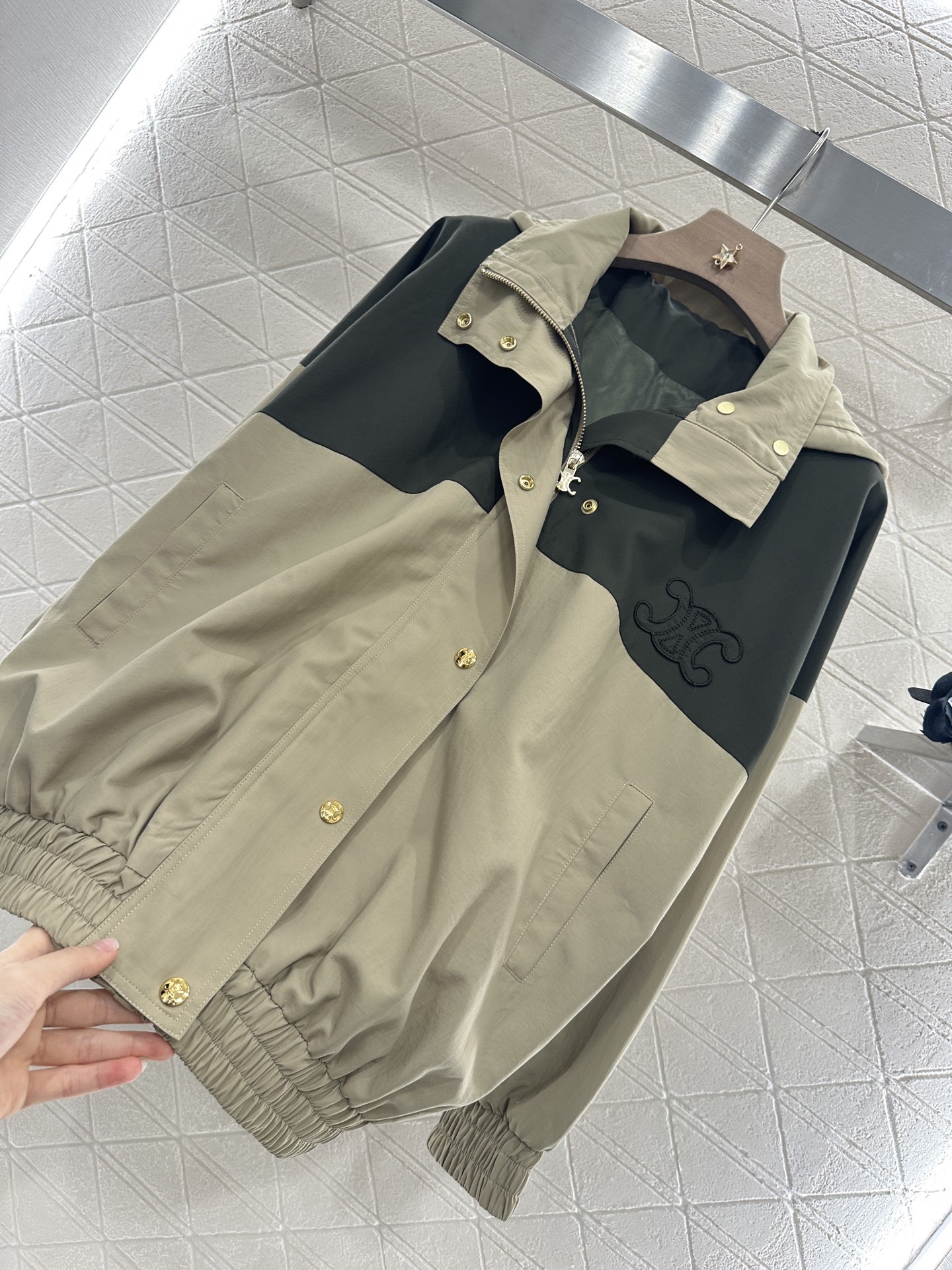 ♥Celine*♥2025新品上架
     连帽防晒冲锋外套
定制YB进口防晒冲锋材质 透气舒适 防晒