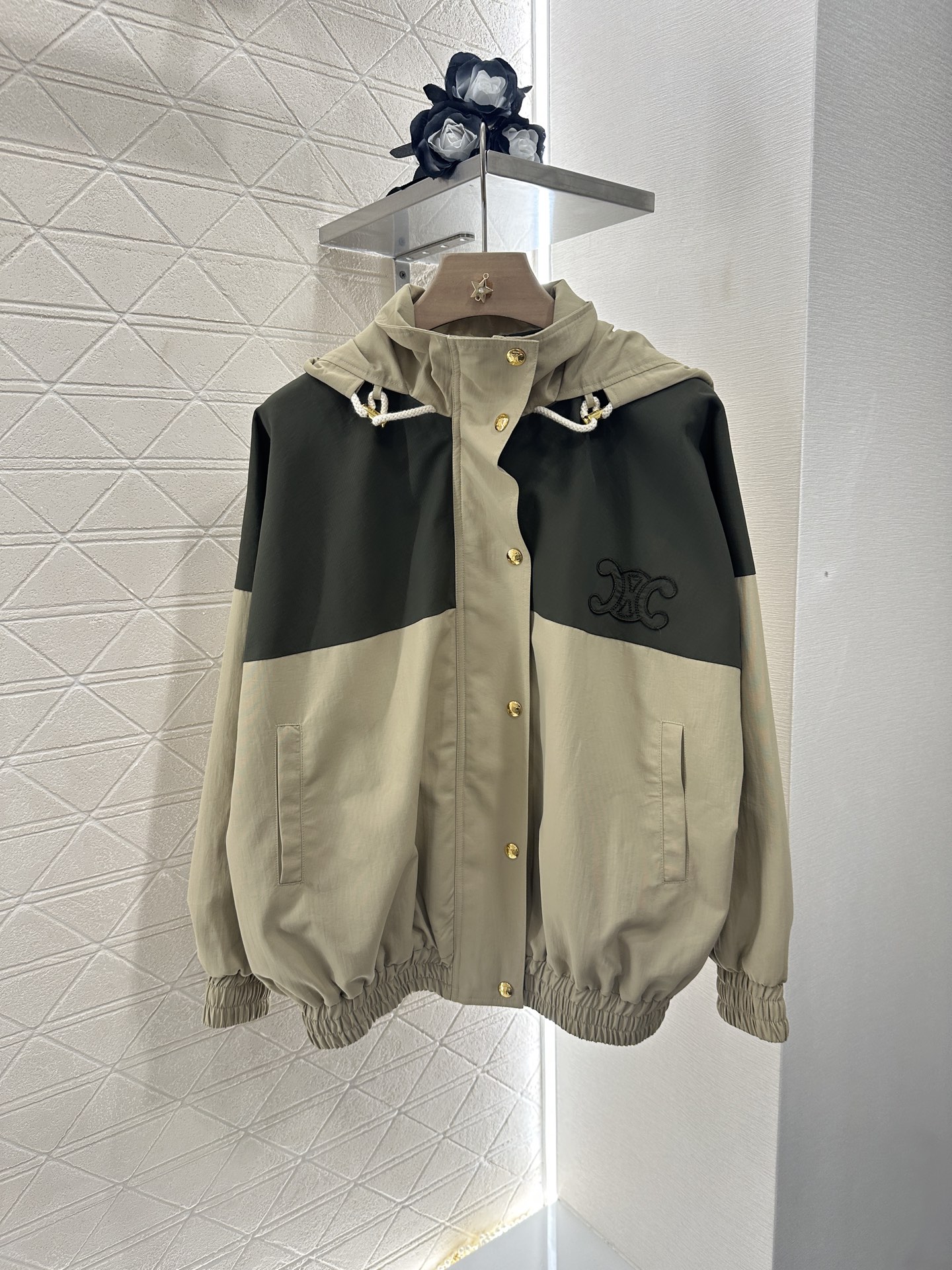 ♥Celine*♥2025新品上架
     连帽防晒冲锋外套
定制YB进口防晒冲锋材质 透气舒适 防晒