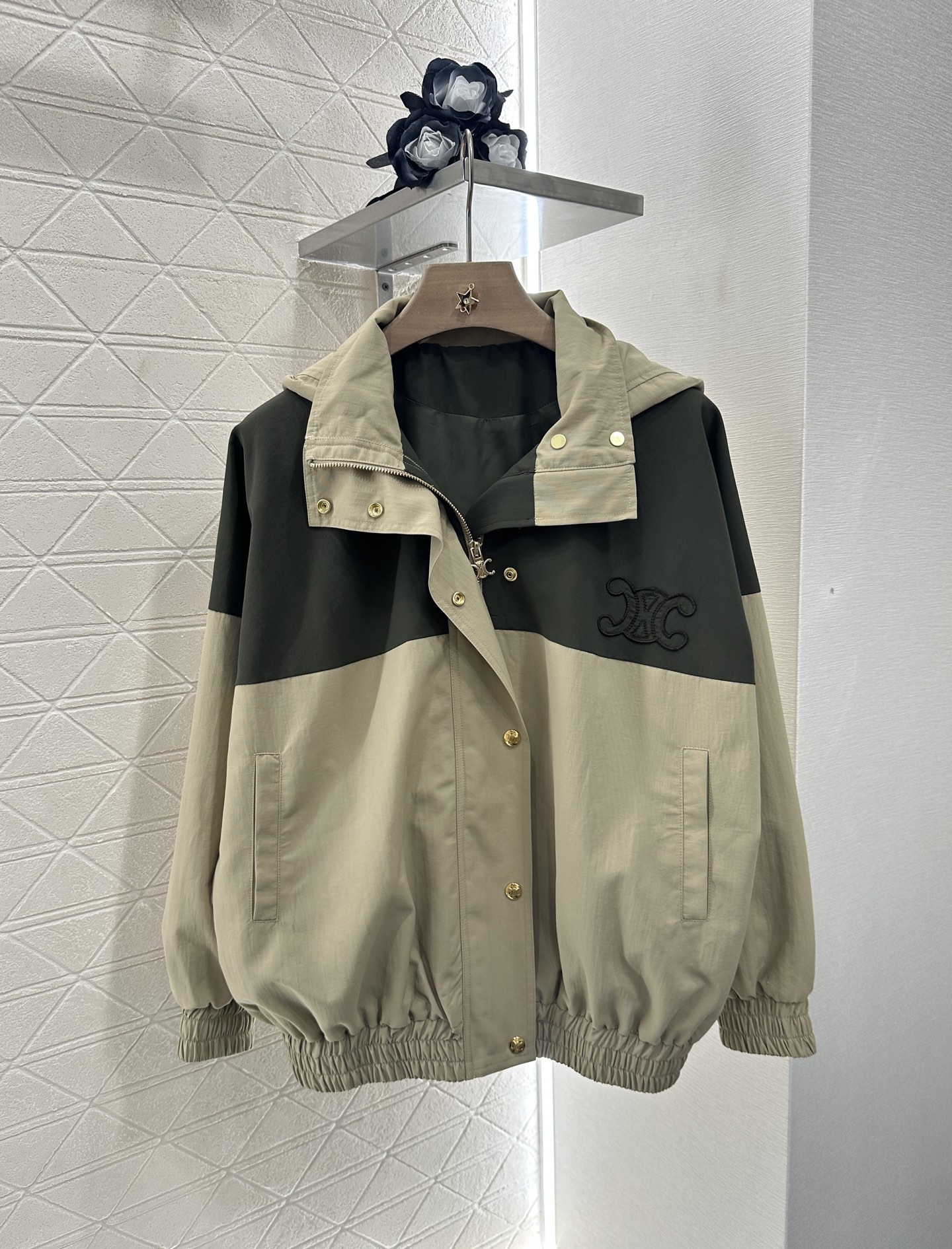 ♥Celine*♥2025新品上架
     连帽防晒冲锋外套
定制YB进口防晒冲锋材质 透气舒适 防晒