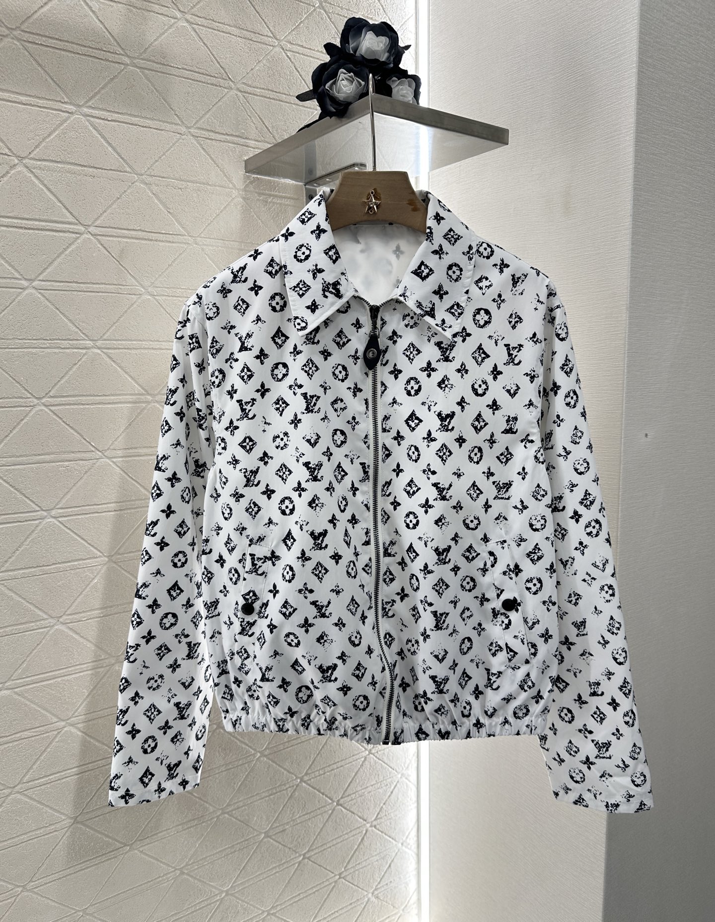 ♥Louis Vuitto*♥2025新品上架
      拉链翻领外套
定制YB进口斜纹稠材质 质感光